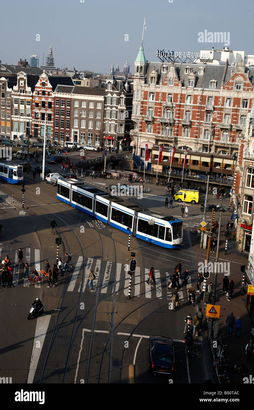 À la recherche sur l'est de muntplein canal ring Amsterdam Pays-Bas Hollande du Nord Europe Banque D'Images