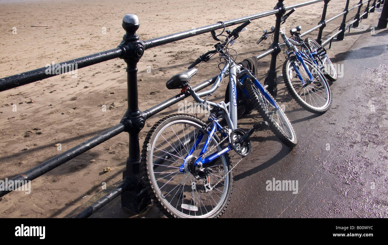 Deux vélos verrouillé sur la promenade de balustrades en métal Banque D'Images