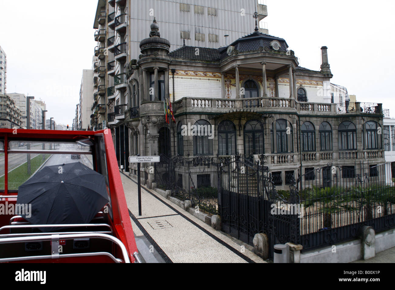 Un jour de pluie à Porto, Portugal sur la visite de la ville en double decker bus Londres Banque D'Images
