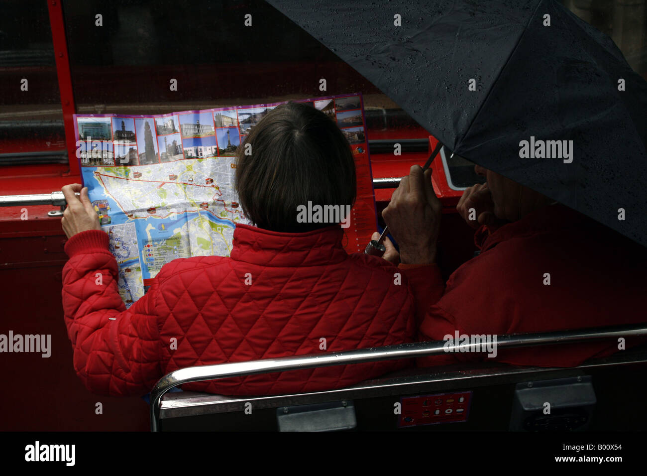 2 touristes la lecture d'un plan de Porto sur le dessus d'une ouverture d'air double decker bus touristique Banque D'Images