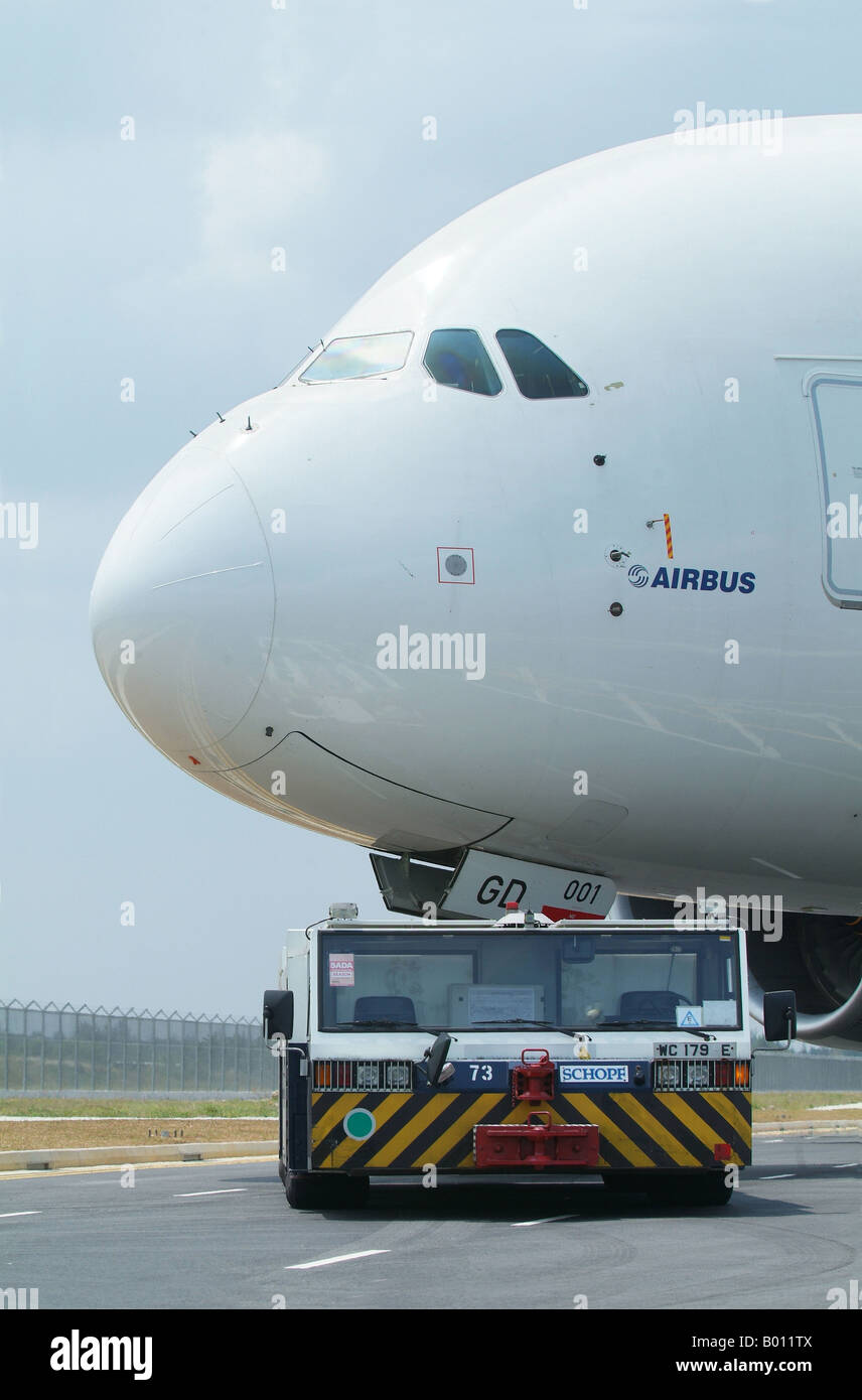 Camion de remorquage et le nez de l'Airbus A380 remorqué Banque D'Images