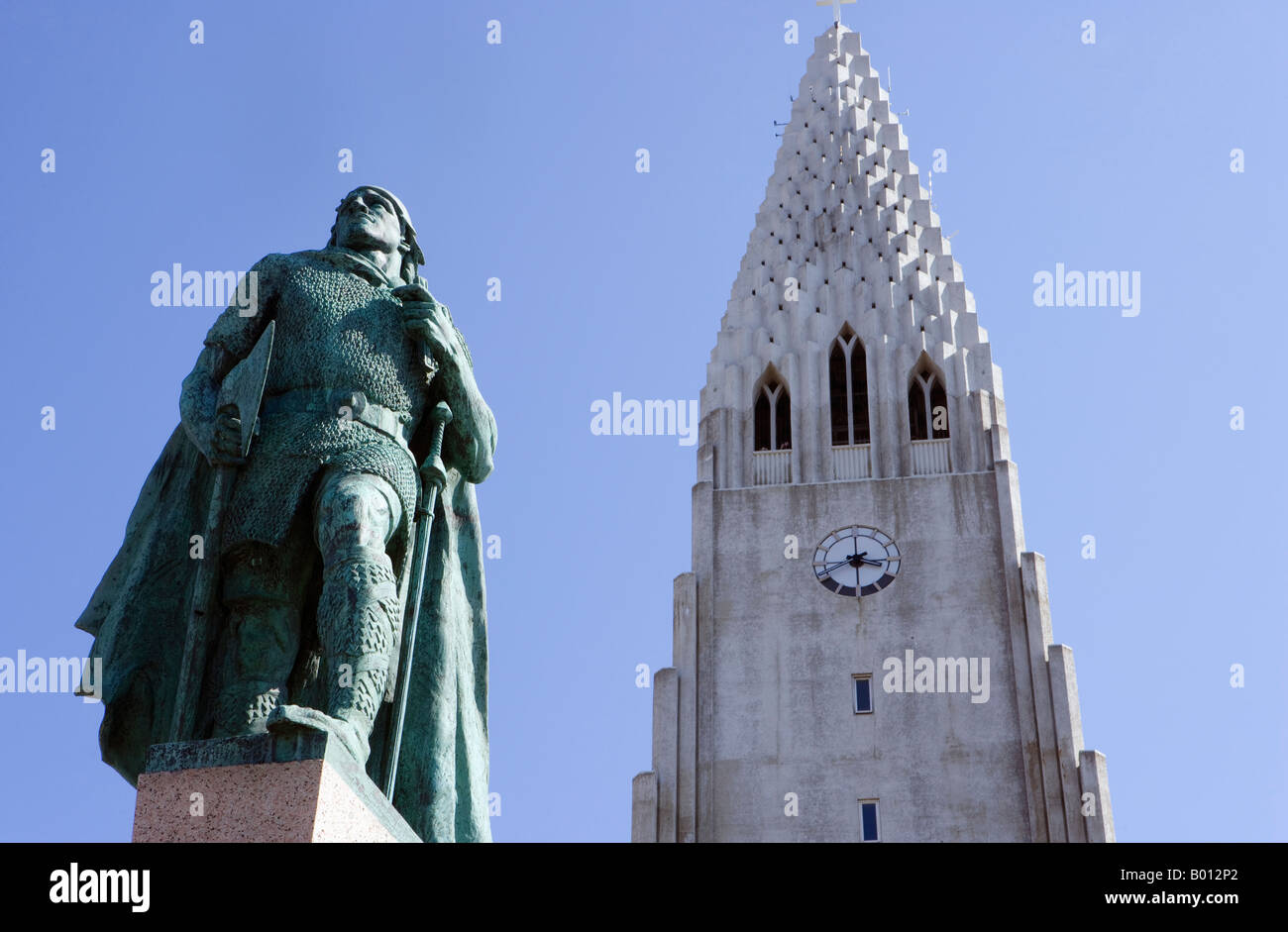 L'Islande, Reykjavik. La cathédrale Hallgrimskirkja - national - construit dans les années 40 ressemble à une montagne de lave basaltique. Banque D'Images