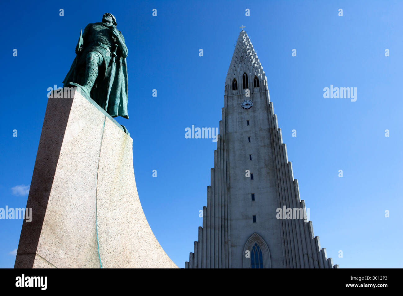L'Islande, Reykjavik. La cathédrale Hallgrimskirkja - national - construit dans les années 40 ressemble à une montagne de lave basaltique. Banque D'Images