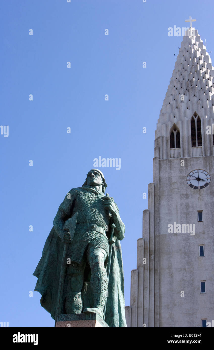 L'Islande, Reykjavik. La cathédrale Hallgrimskirkja - national - construit dans les années 40 ressemble à une montagne de lave basaltique. Banque D'Images