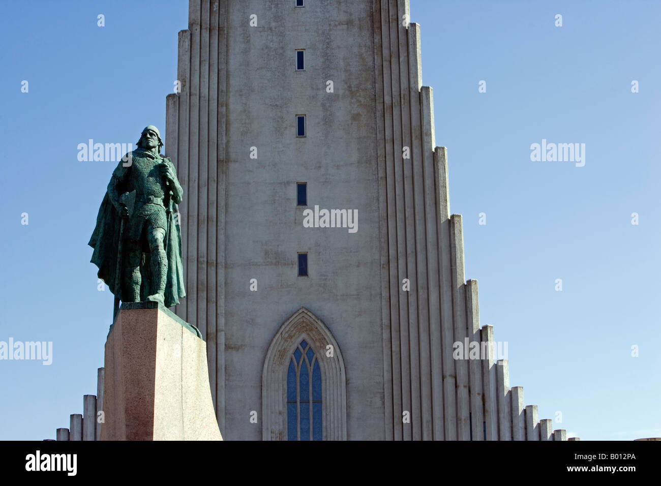 L'Islande, Reykjavik. La cathédrale Hallgrimskirkja - national - construit dans les années 40 ressemble à une montagne de lave basaltique. Banque D'Images