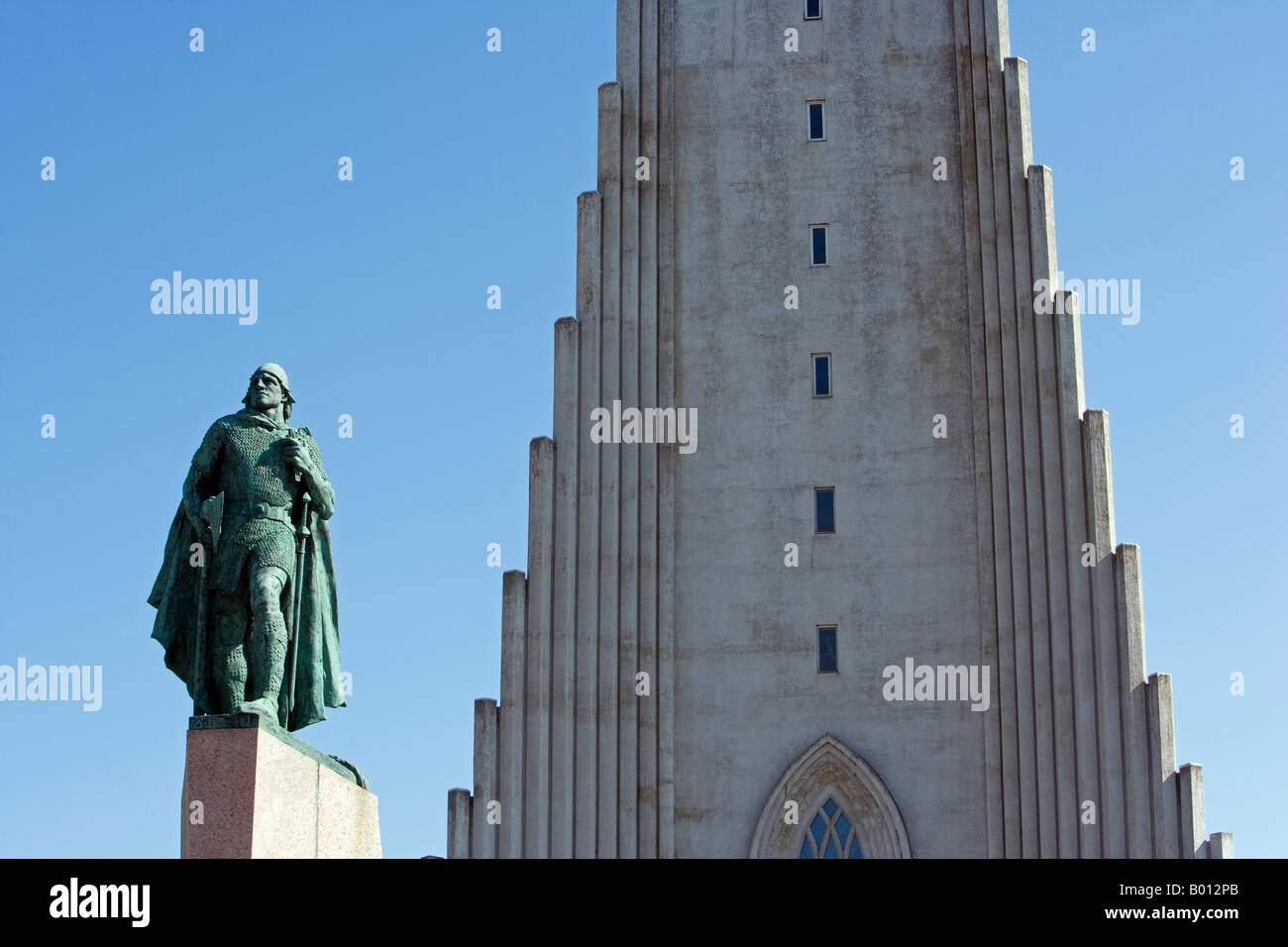 L'Islande, Reykjavik. La cathédrale Hallgrimskirkja - national - construit dans les années 40 ressemble à une montagne de lave basaltique. Banque D'Images