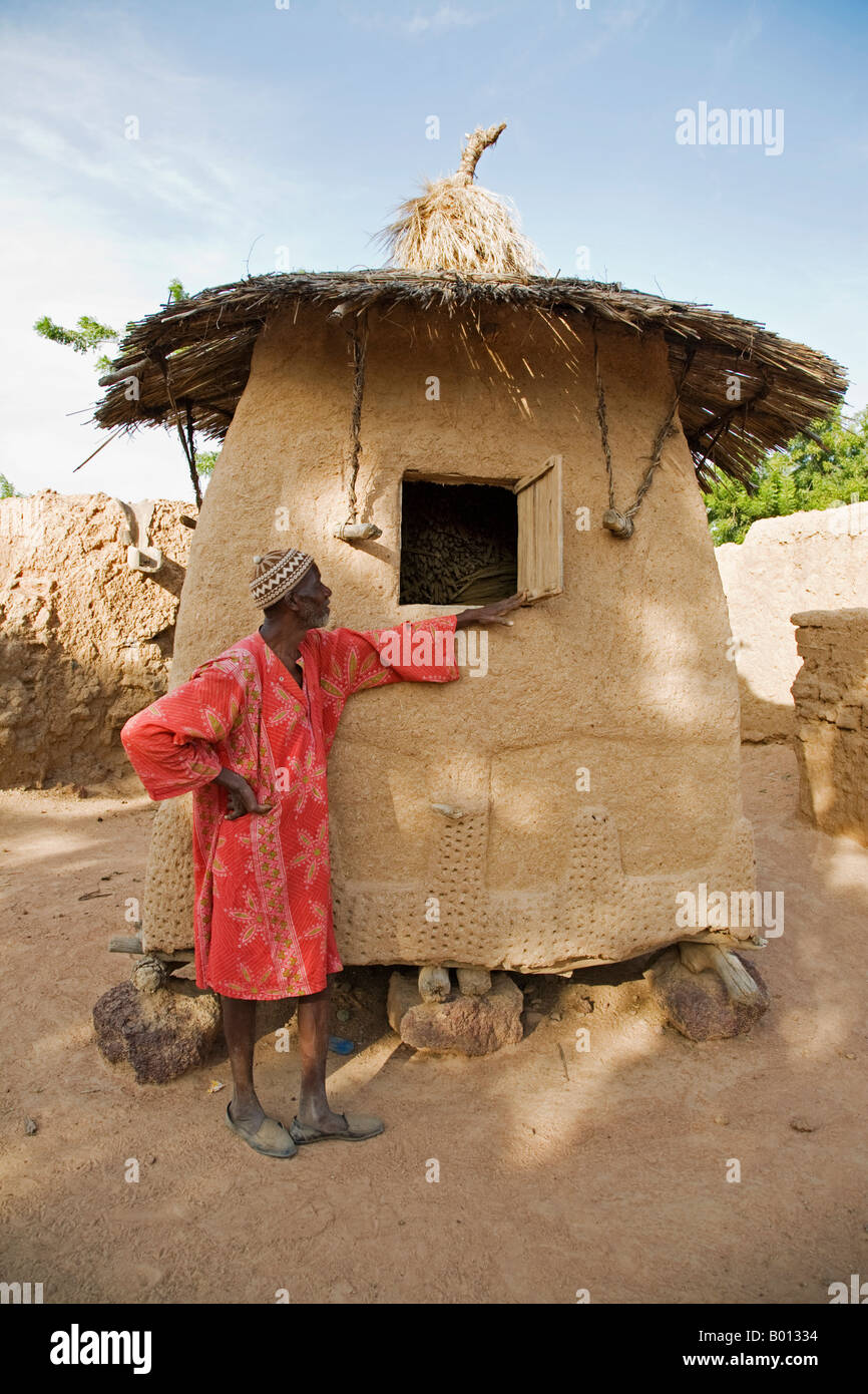 Mali, Mopti. Un homme Bobo à côté de son grenier à mil à un bobo village près de Mopti. La petite communauté de Bobo, c'est Chrétien. Banque D'Images