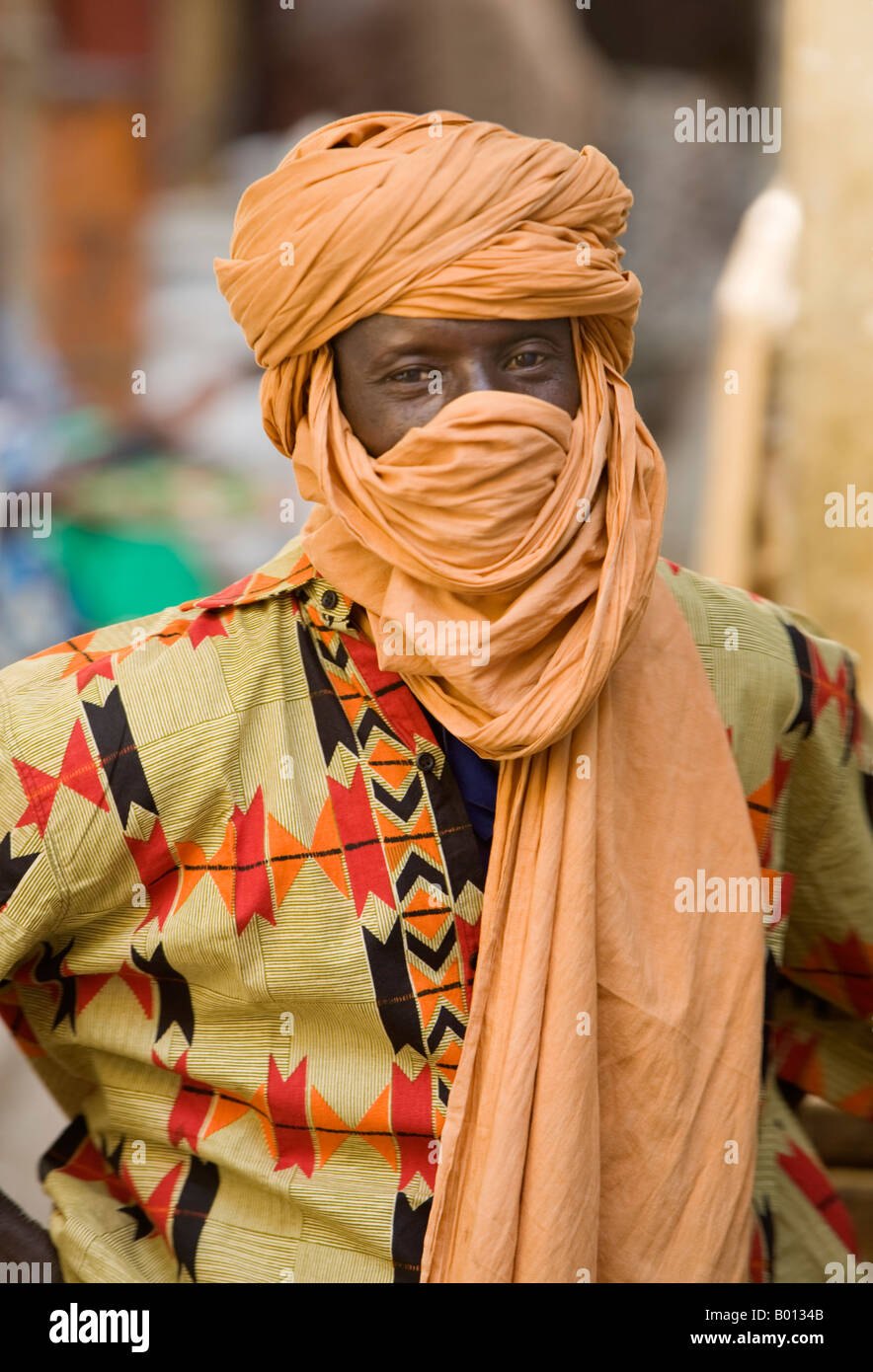 Mali, Gao. Un homme au marché Songhay de Gao avec un turban orange vif. Banque D'Images