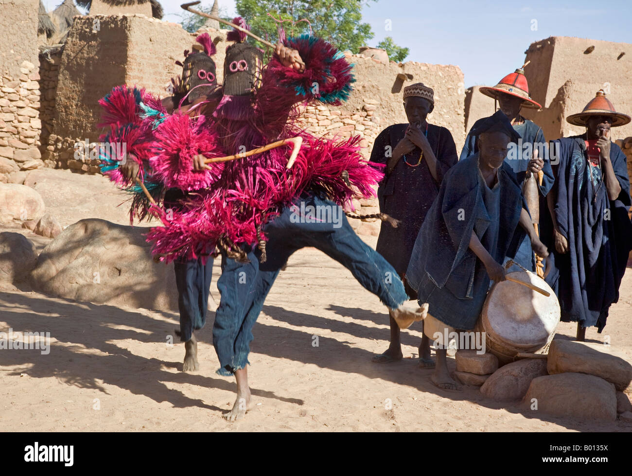 Mali, Pays Dogon, Tereli. Danseurs masqués saut dans l'air à l'Ethiopienne de Tereli. Banque D'Images