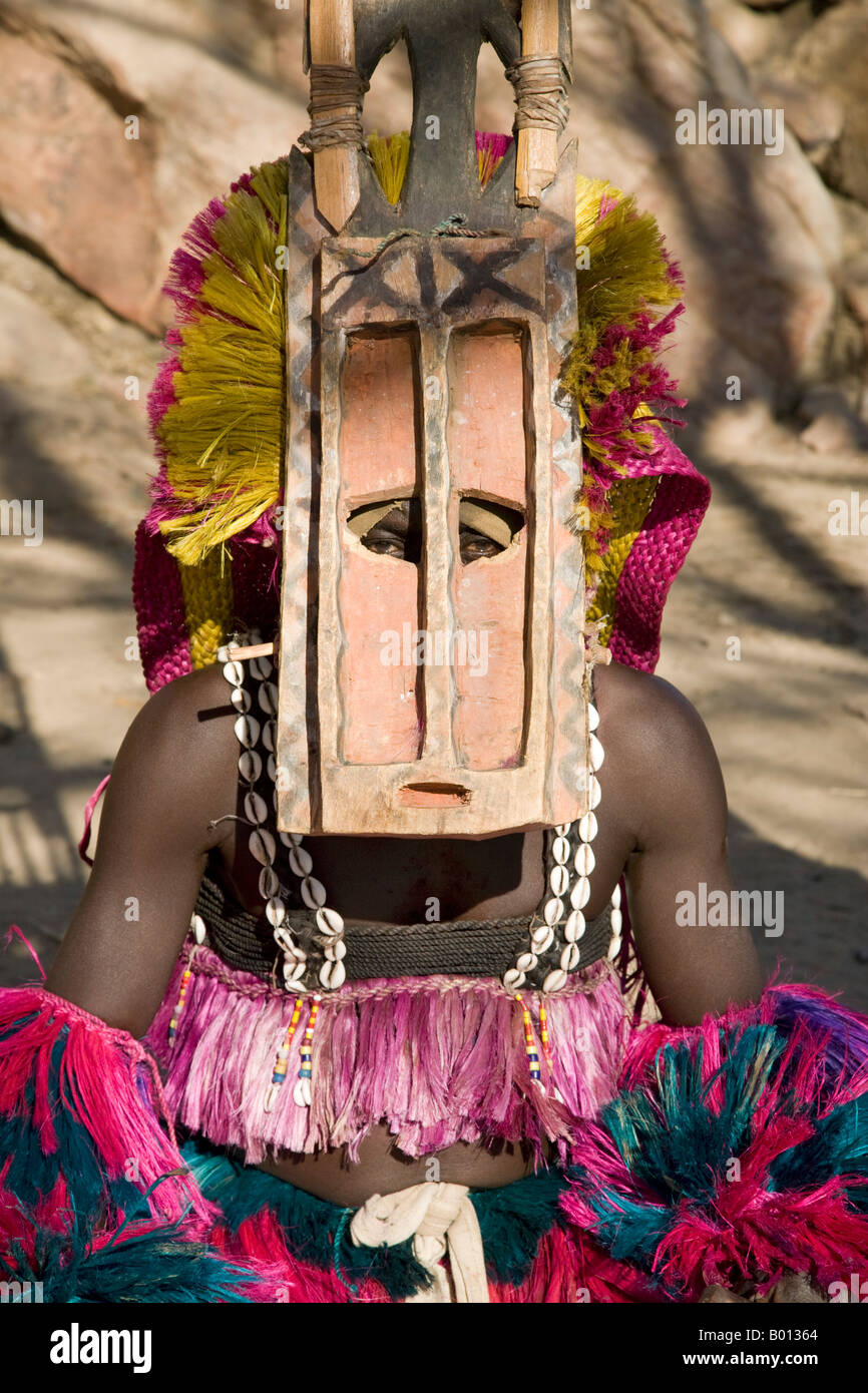 Mali, Pays Dogon, Tereli. Les yeux perçants d'un danseur masqué portant les quinze mètres de haut masque Sirige Dogon dans un village. Banque D'Images
