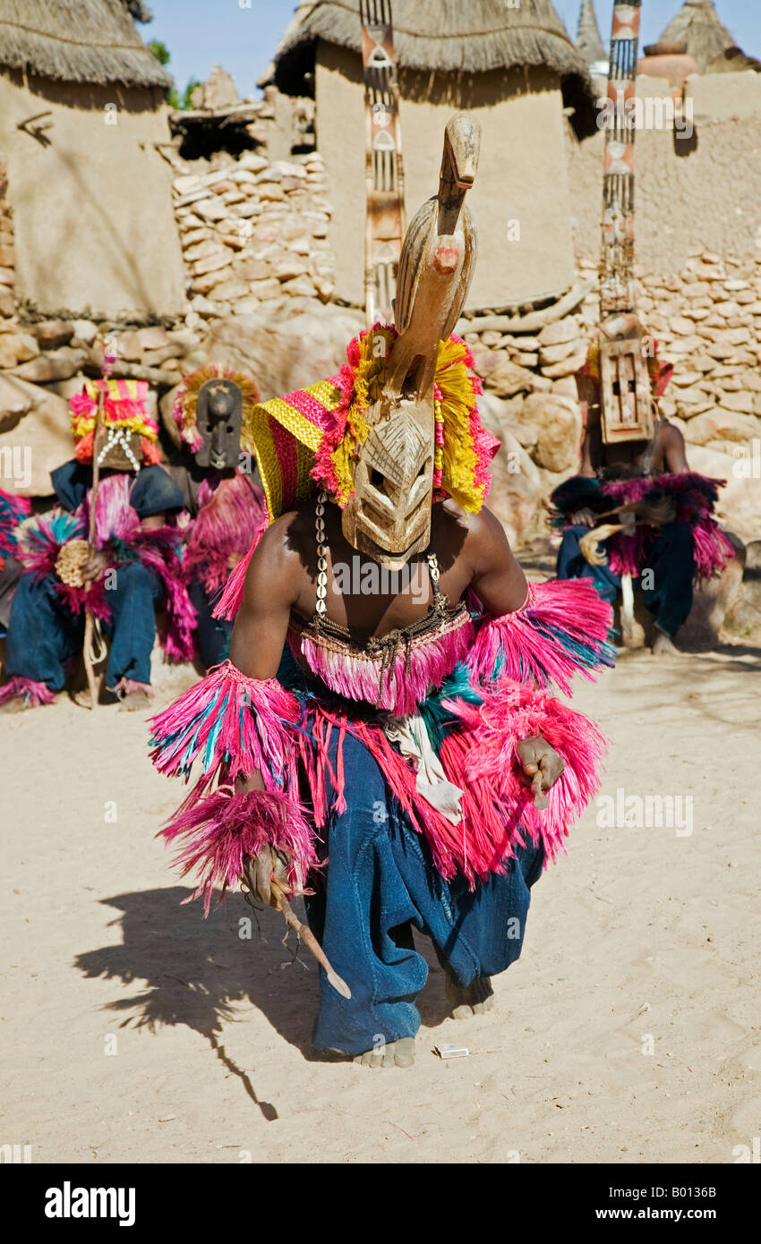 Mali, Pays Dogon, Tereli. Un danseur masqué en prestation au village Dogon de Tereli. Banque D'Images