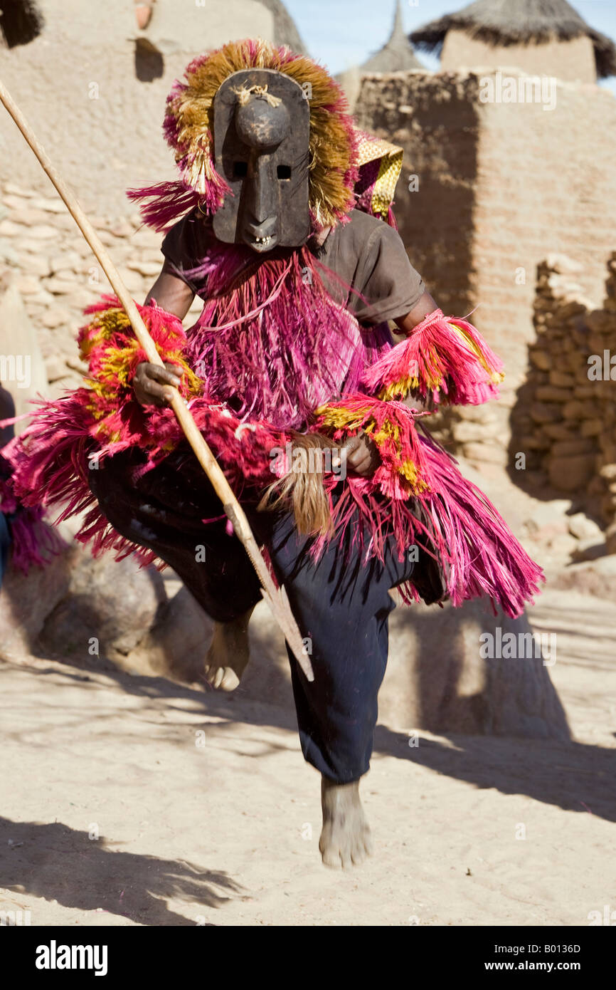Mali, Pays Dogon, Tereli. Un danseur masqué saute haut dans l'air à l'Ethiopienne de Tereli. Banque D'Images