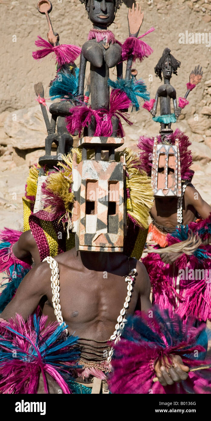 Mali, Pays Dogon, Tereli. Danseurs masqués portant le masque satimbe effectuer au village Dogon de Tereli. Banque D'Images