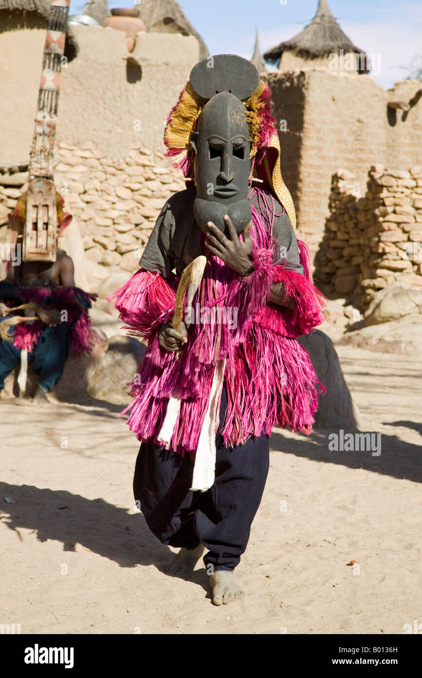 Mali, Pays Dogon, Tereli. Un danseur masqué en prestation au village Dogon de Tereli. Banque D'Images