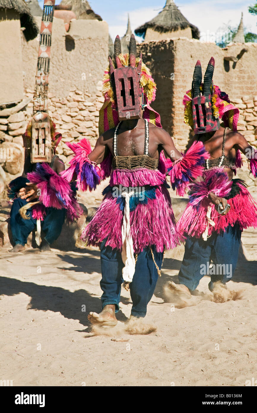 Mali, Pays Dogon, Tereli. Danseurs masqués portant le masque en prestation au village Dogon de Tereli. Banque D'Images