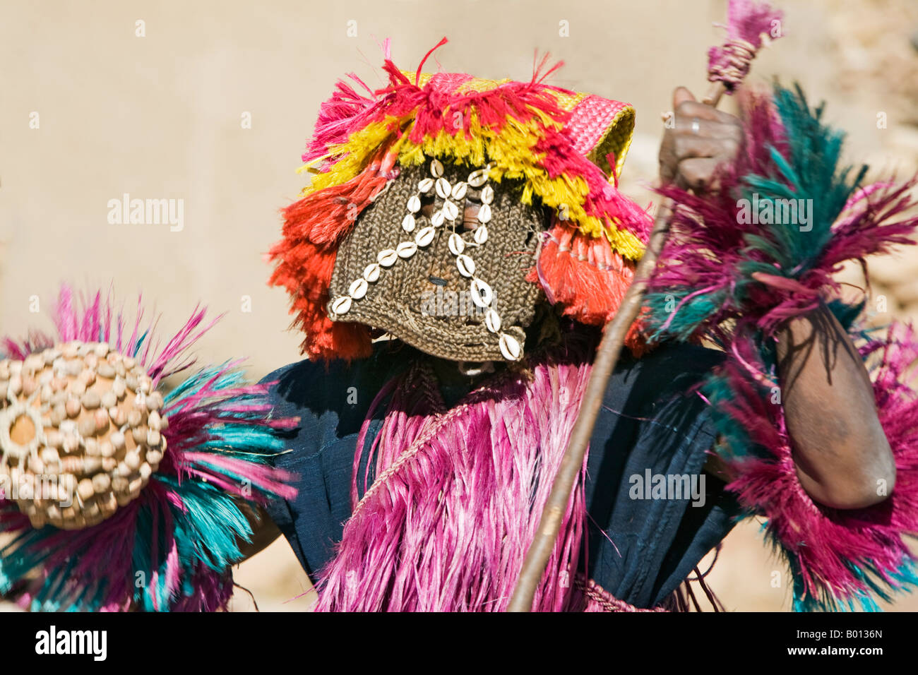 Mali, Pays Dogon, Tereli. Un danseur masqué en prestation au village Dogon de Tereli. Banque D'Images