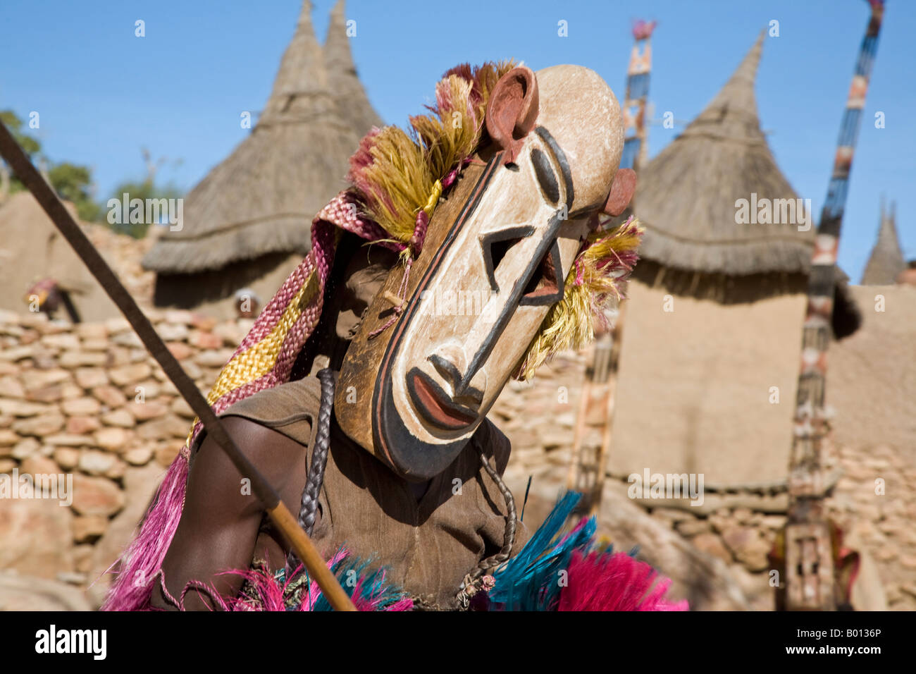 Mali, Pays Dogon, Tereli. Un danseur masqué en prestation au village Dogon de Tereli. Banque D'Images
