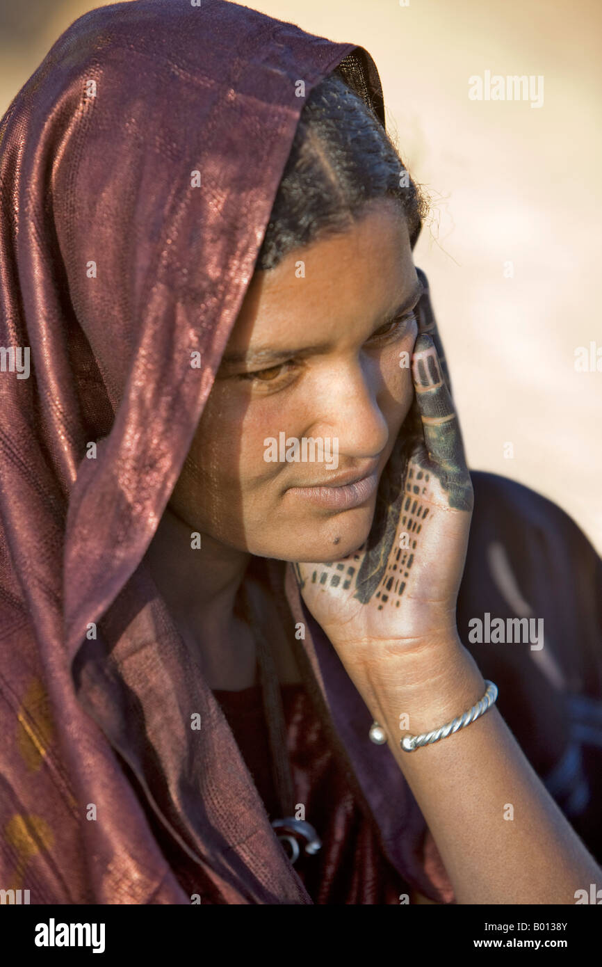 Mali, Tombouctou. Une femme touareg affiche momentanément un joli motif au  henné sur sa main près de sa maison dans le désert Photo Stock - Alamy