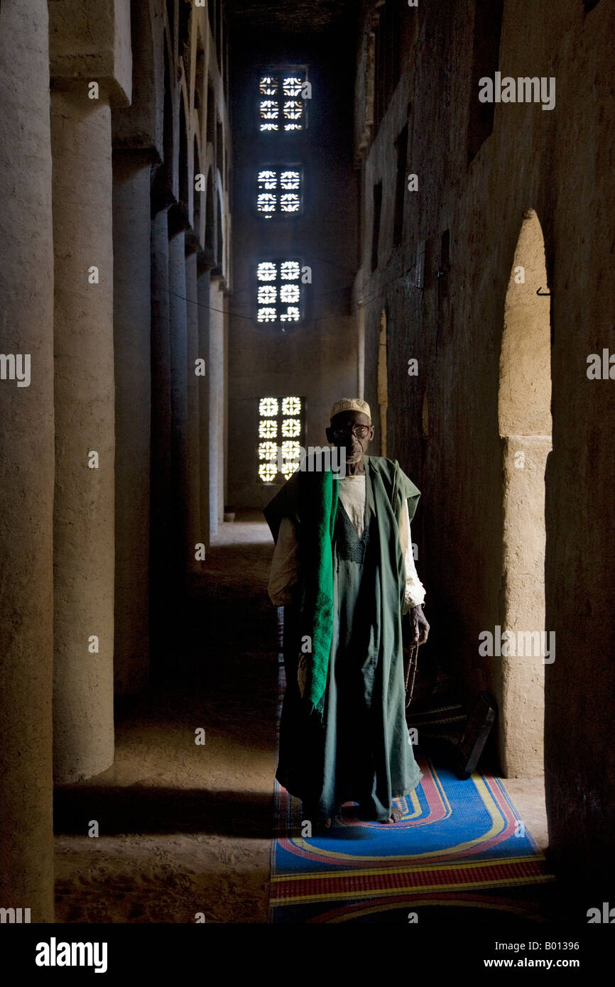 Mali, Delta Intérieur du Niger. L'imam de Kotaka met en regard une voûte à l'intérieur de l'impressionnante mosquée de style soudanais. Banque D'Images