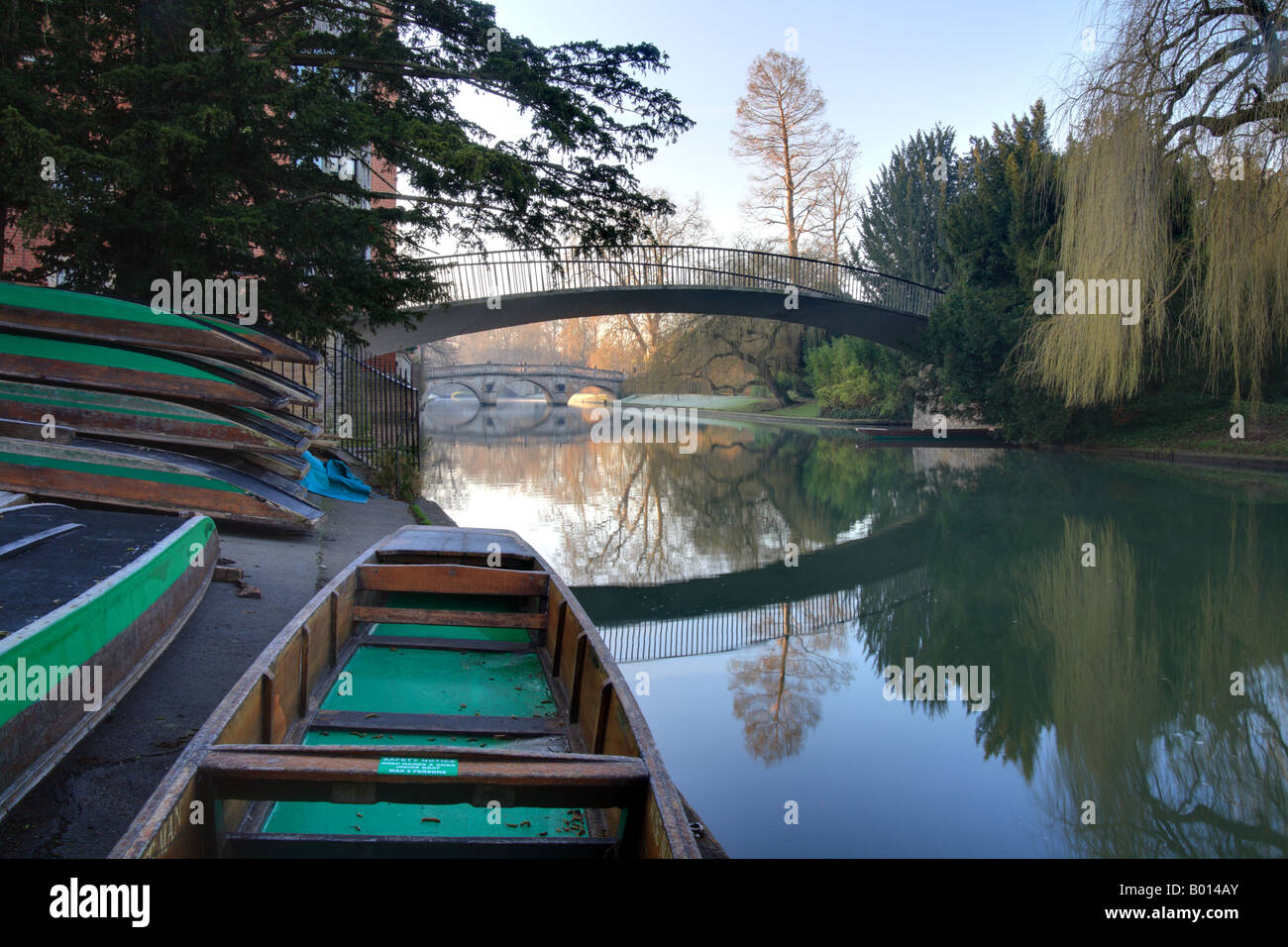 Plates au Trinity College de Cambridge, rivière Cam et les ponts. Banque D'Images