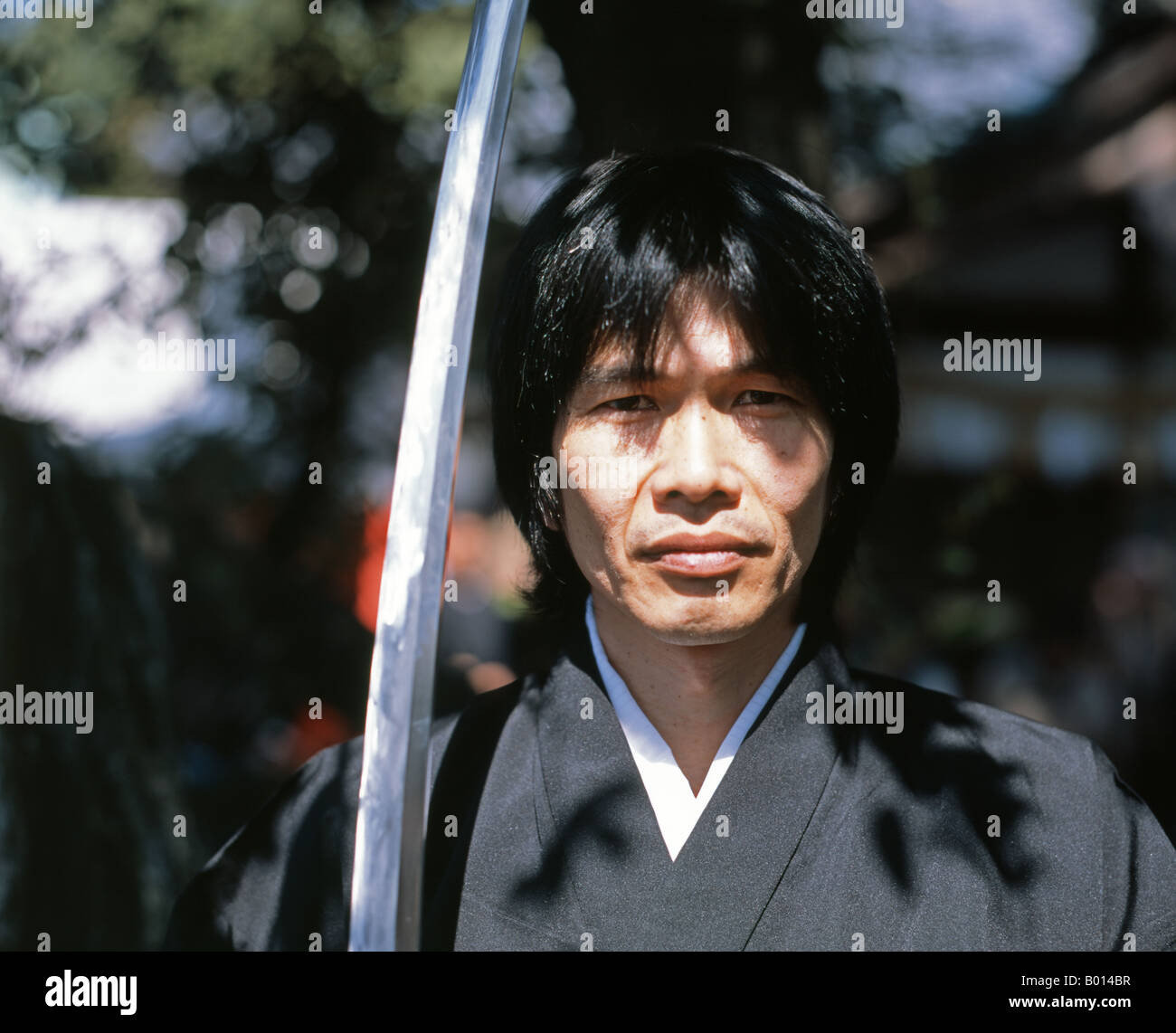 L'Iaido avec maître japonais katana (épée samouraï) Honensai au Festival, sanctuaire Tagata, Nagoya, Japon Banque D'Images