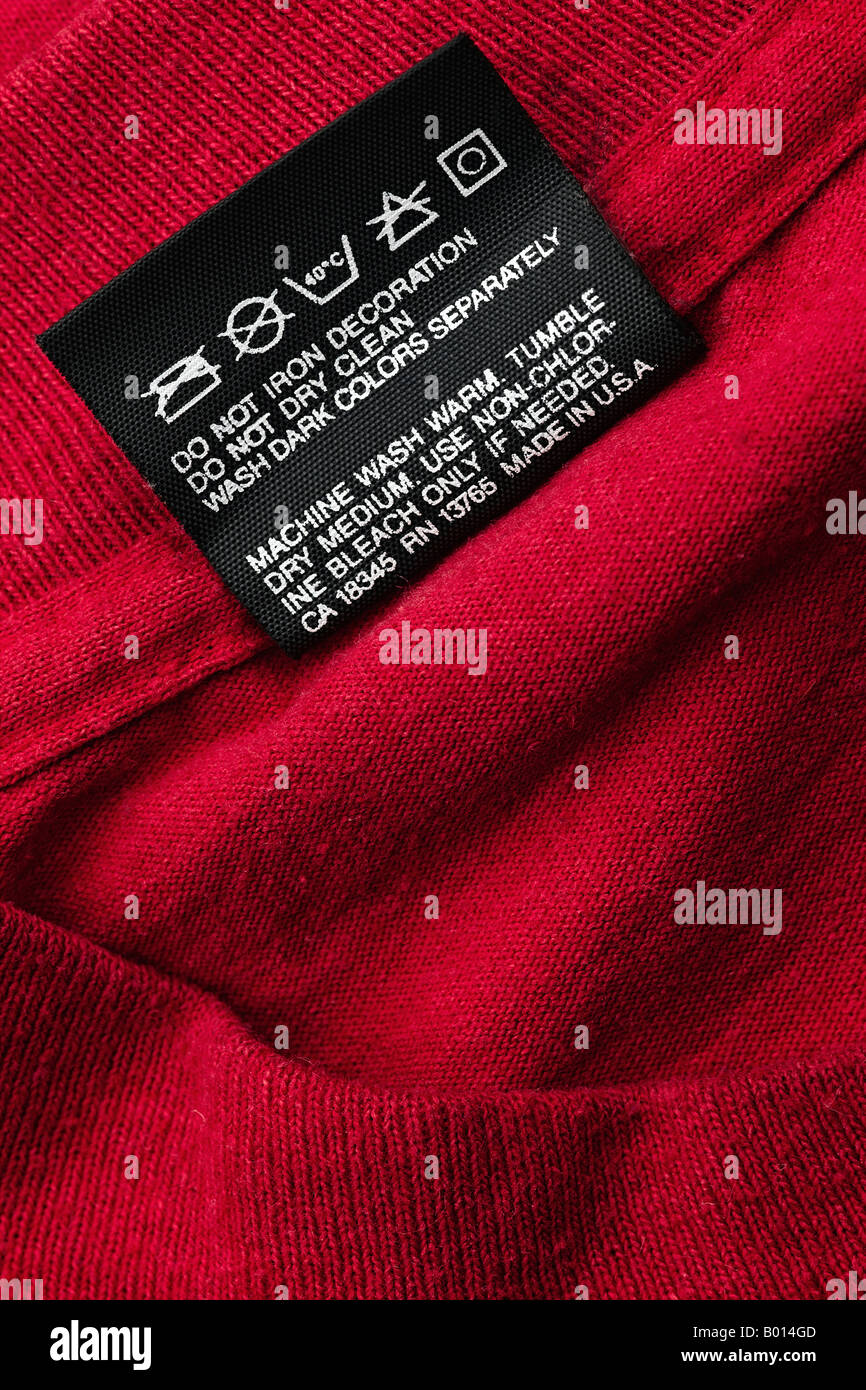 Instructions de lavage sur l'étiquette noire t-shirt rouge Banque D'Images