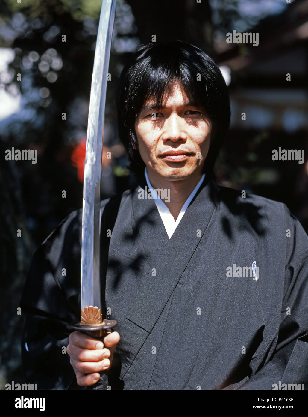 L'Iaido avec maître japonais katana (épée samouraï) Honensai au Festival, sanctuaire Tagata, Nagoya, Japon Banque D'Images