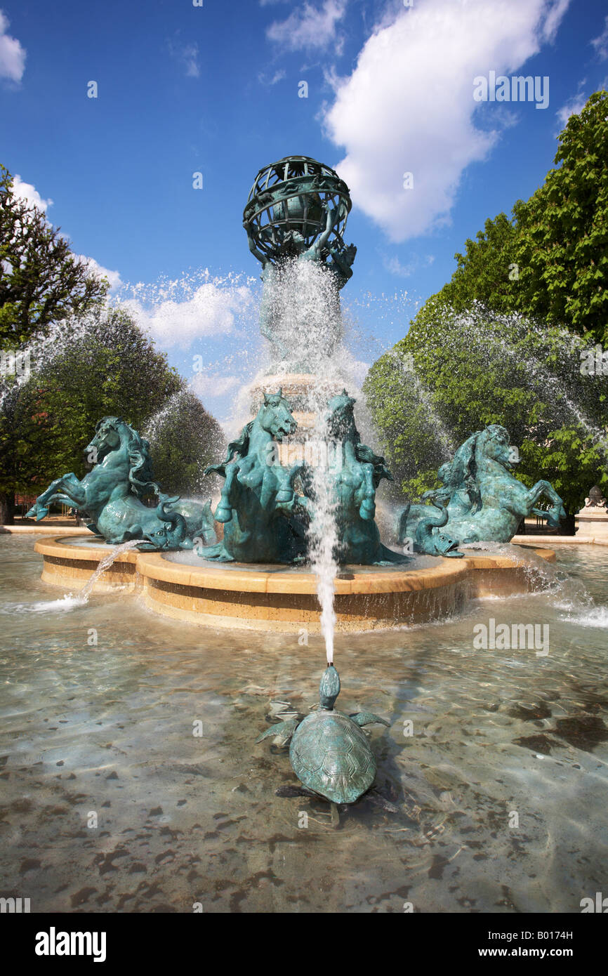Fontaine de l'Observatoire Paris France, incluant la sculpture de Pierre Legrain Emmanuel Fremiet Jean Baptiste Carpeaux Banque D'Images