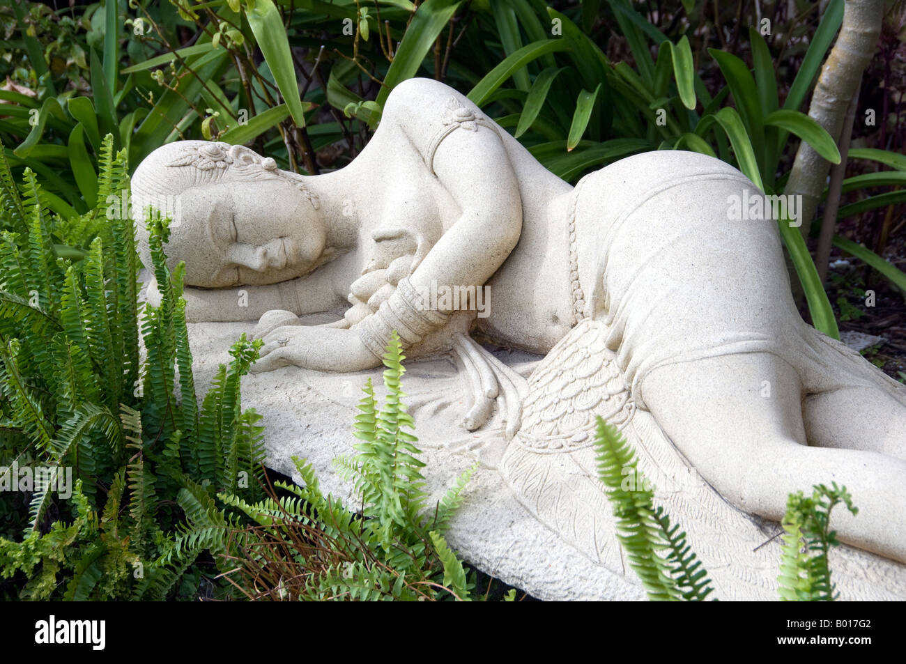 Un Oriental sculpture maman couchée dans le jardin en face de l'Semmler Galerie dans Naples Florida USA Banque D'Images