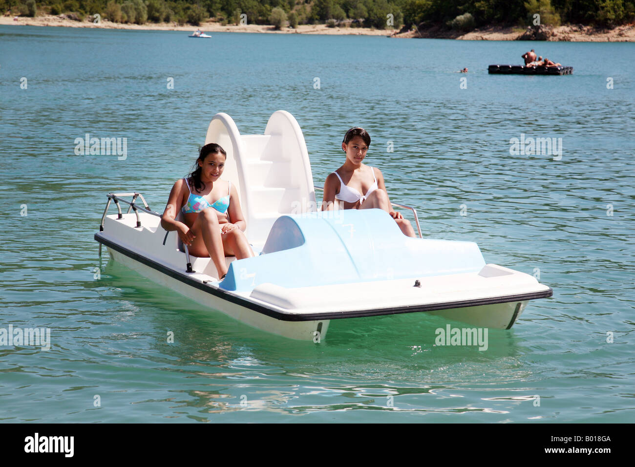 Deux adolescentes utilisent un pédalo, Lac de Sainte Croix, Provence,  France Photo Stock - Alamy