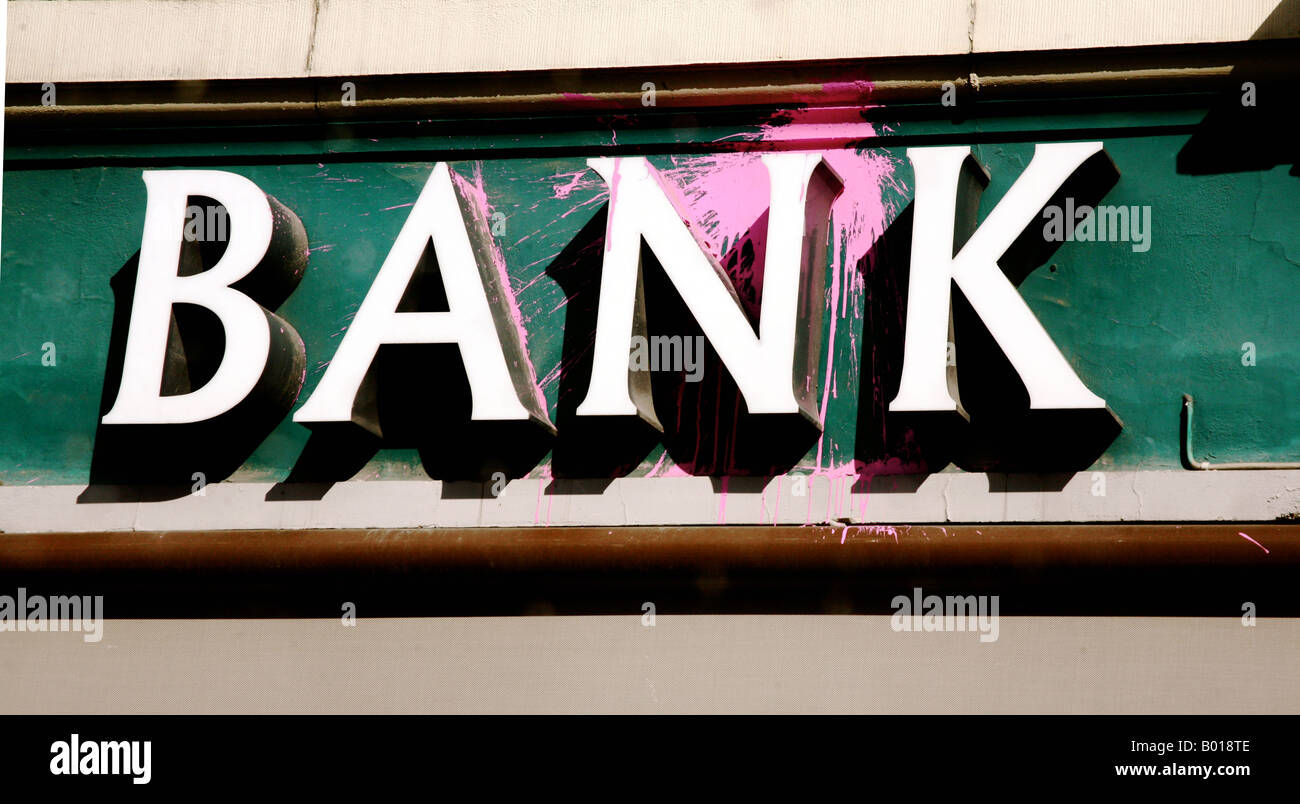 Un signe de la banque vandalisé avec peinture rose Banque D'Images