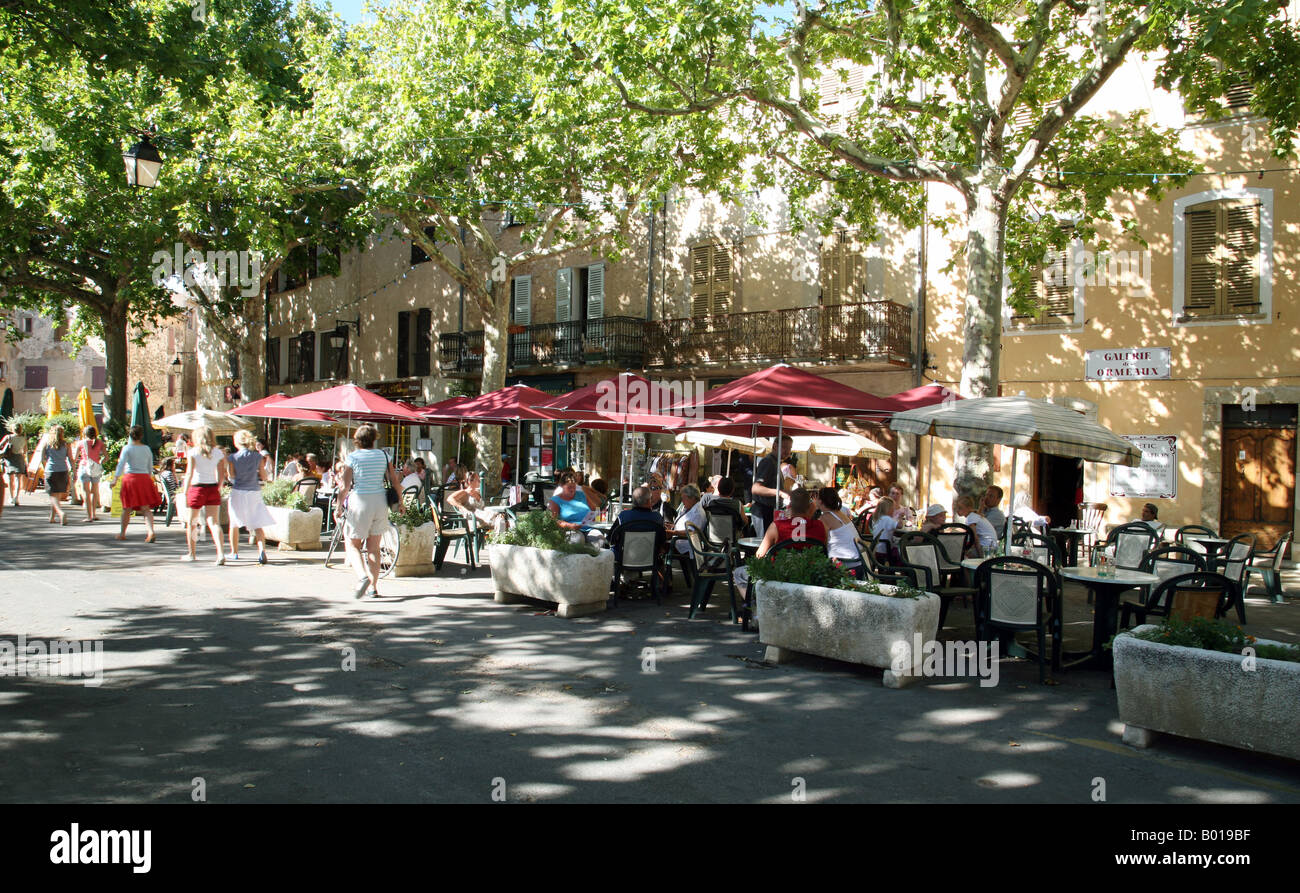 Cafés de rue en été le village de Tourtour, Provence, France Banque D'Images