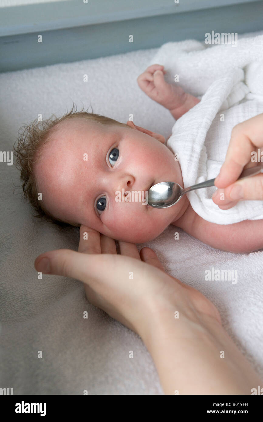 Bebe Recoit Des Vitamines Avec Une Cuillere Photo Stock Alamy Bebe Recoit Des Vitamines Avec Une Cuillere Photo Stock Alamy