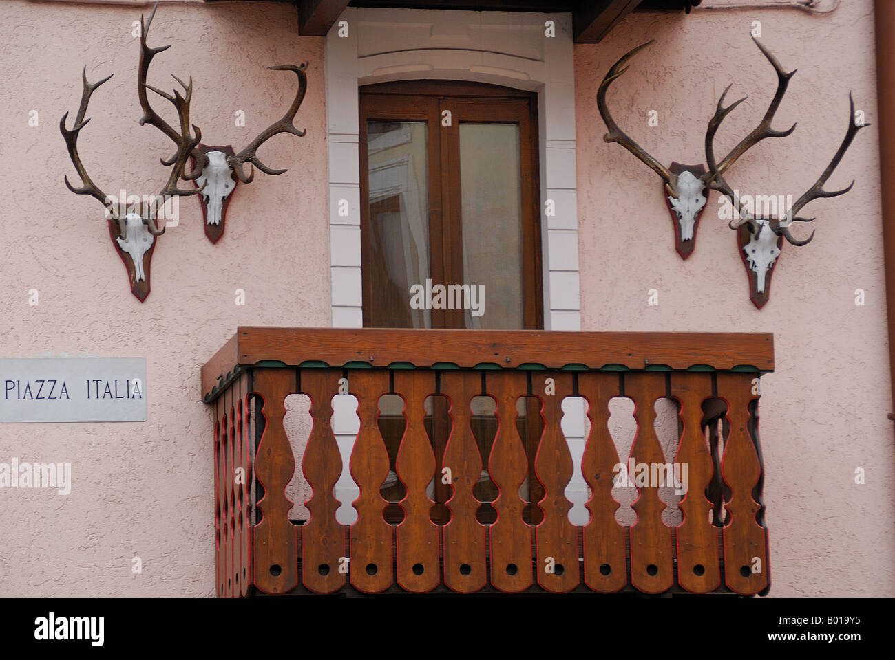 Gallio,un petit village sur les montagnes (Prealpi Venete,plateau d'Asiago).Un balcon décoré de nombreuses cornes de cerf Banque D'Images