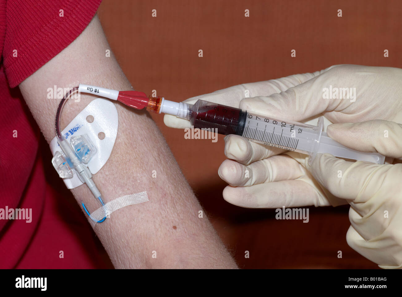 Prendre le sang d'un picc line cathéters centraux à insertion périphérique  portant des gants stériles Photo Stock - Alamy