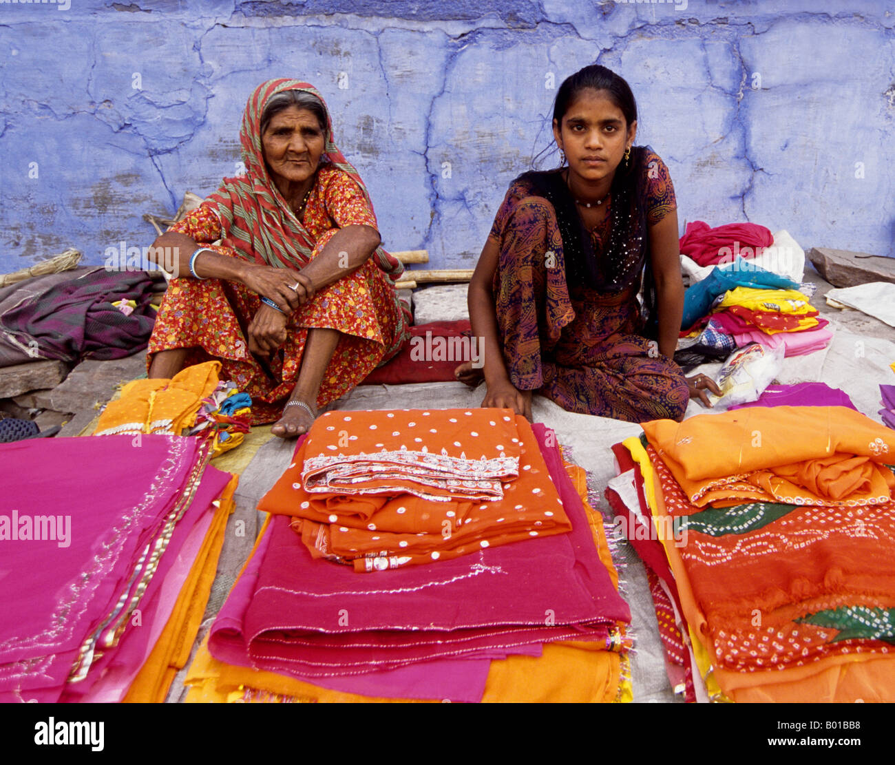 Deux femmes indiennes vente de vêtements en matière de marché de Jodhpur,  Rajasthan, India Photo Stock - Alamy