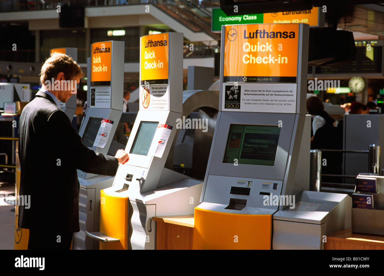 En utilisant les passagers Lufthansa self-check dans l'appareil à l'aéroport de Hambourg. Banque D'Images