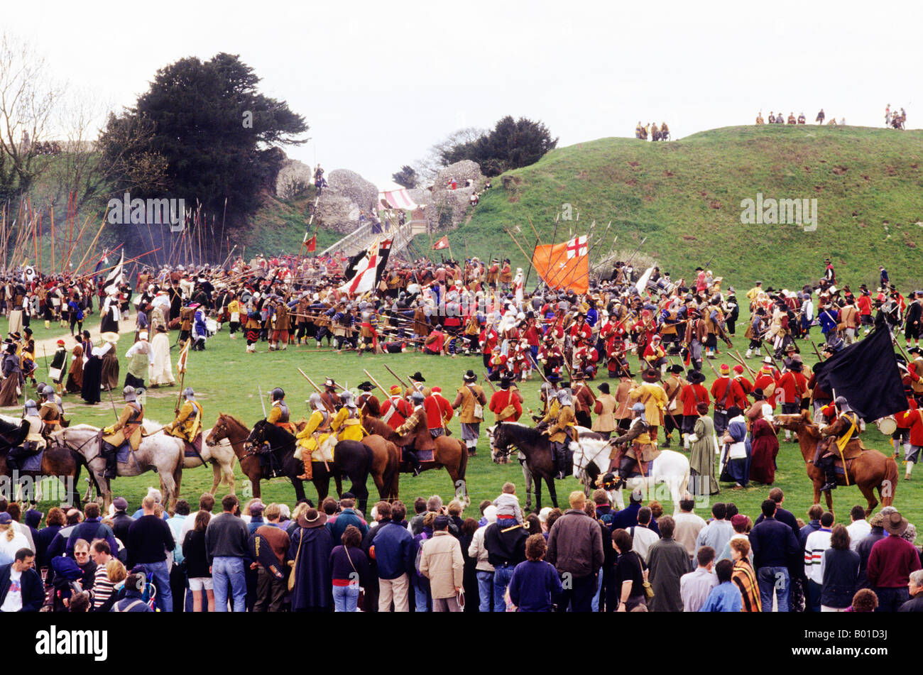 Reconstitution historique de cavalerie de piquiers spectateurs Guerre Civile Anglaise 17e siècle Cromwell Cromwell drapeau bannières du Commonwealth Banque D'Images