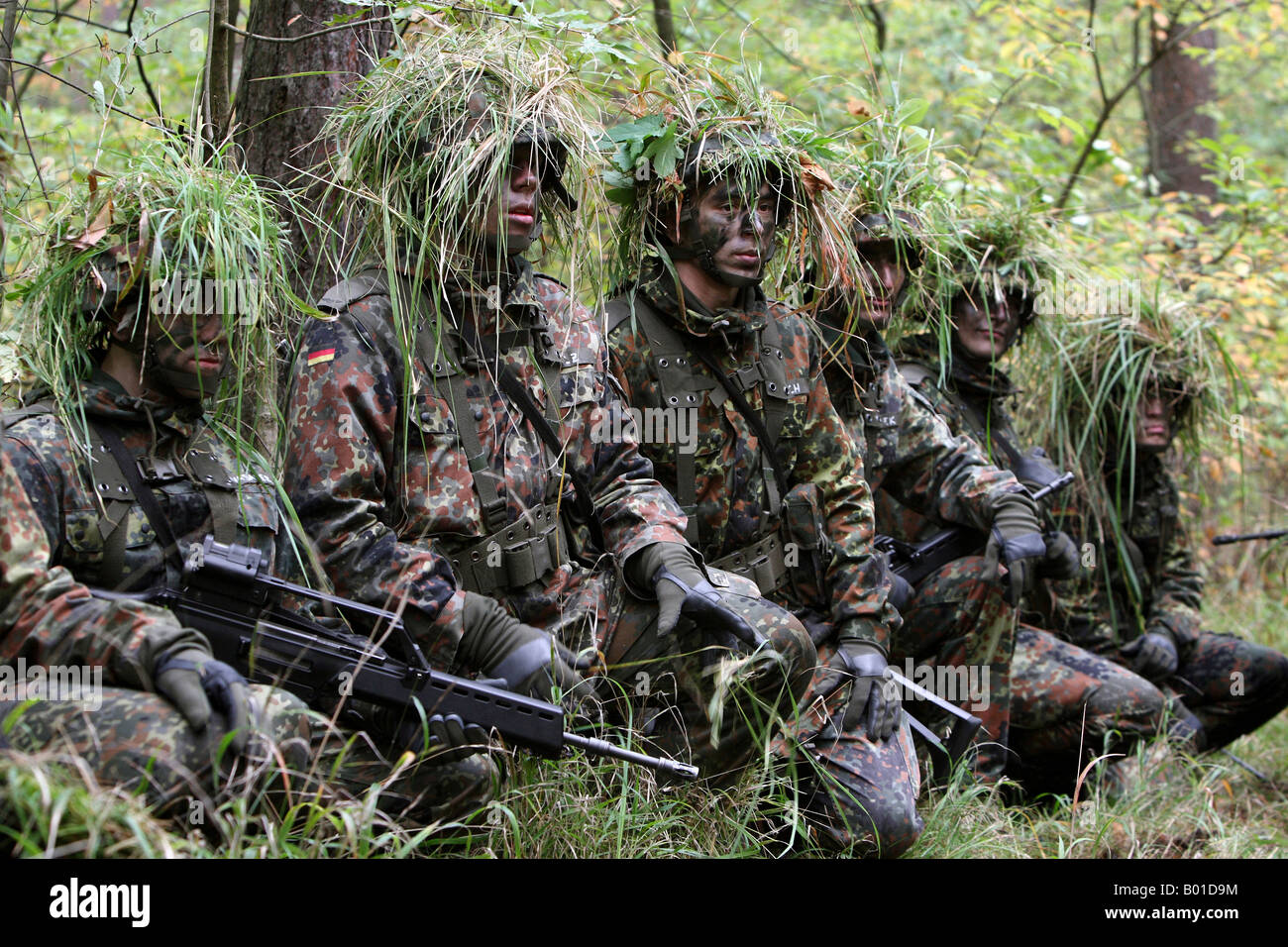 Exercice sur le terrain pendant la formation de base des recrues de la Bundeswehr, Allemagne Banque D'Images