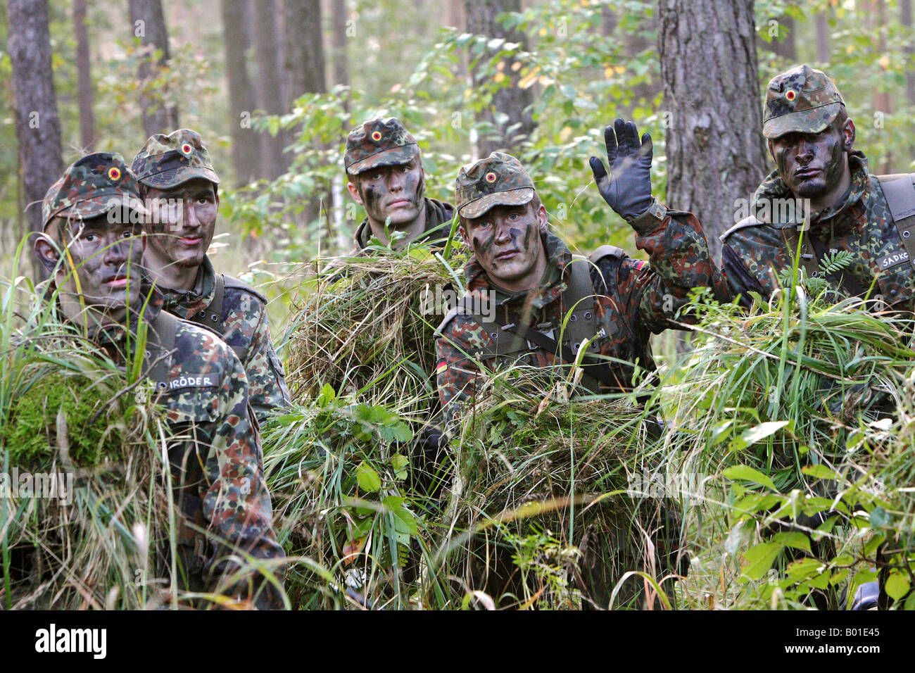 Exercice sur le terrain pendant la formation de base des recrues de la Bundeswehr, Allemagne Banque D'Images