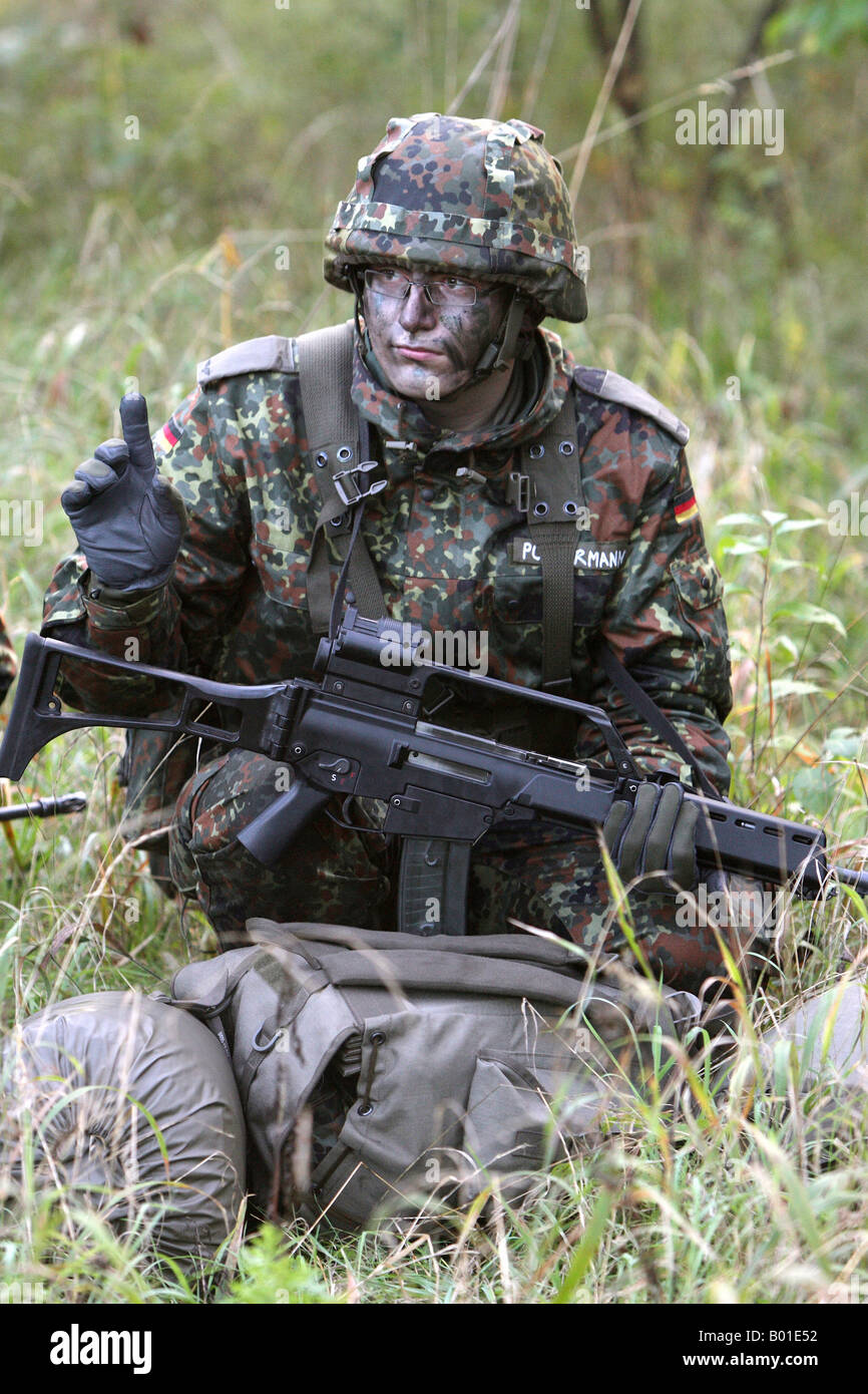 Exercice sur le terrain pendant la formation de base des recrues de la Bundeswehr, Allemagne Banque D'Images