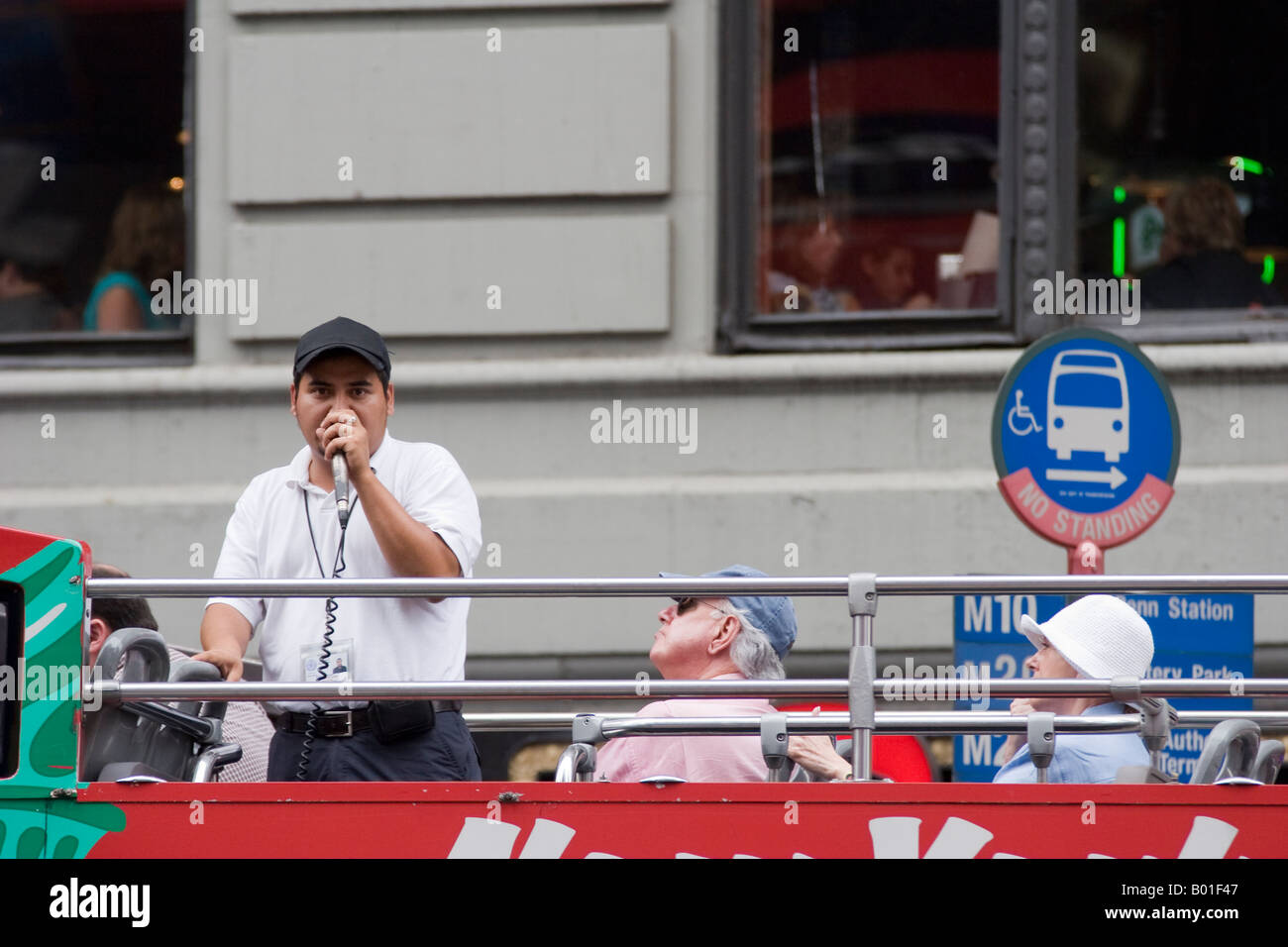 Un guide sur un bus parle dans un micro à New York City, New York, USA, Août 2006 Banque D'Images