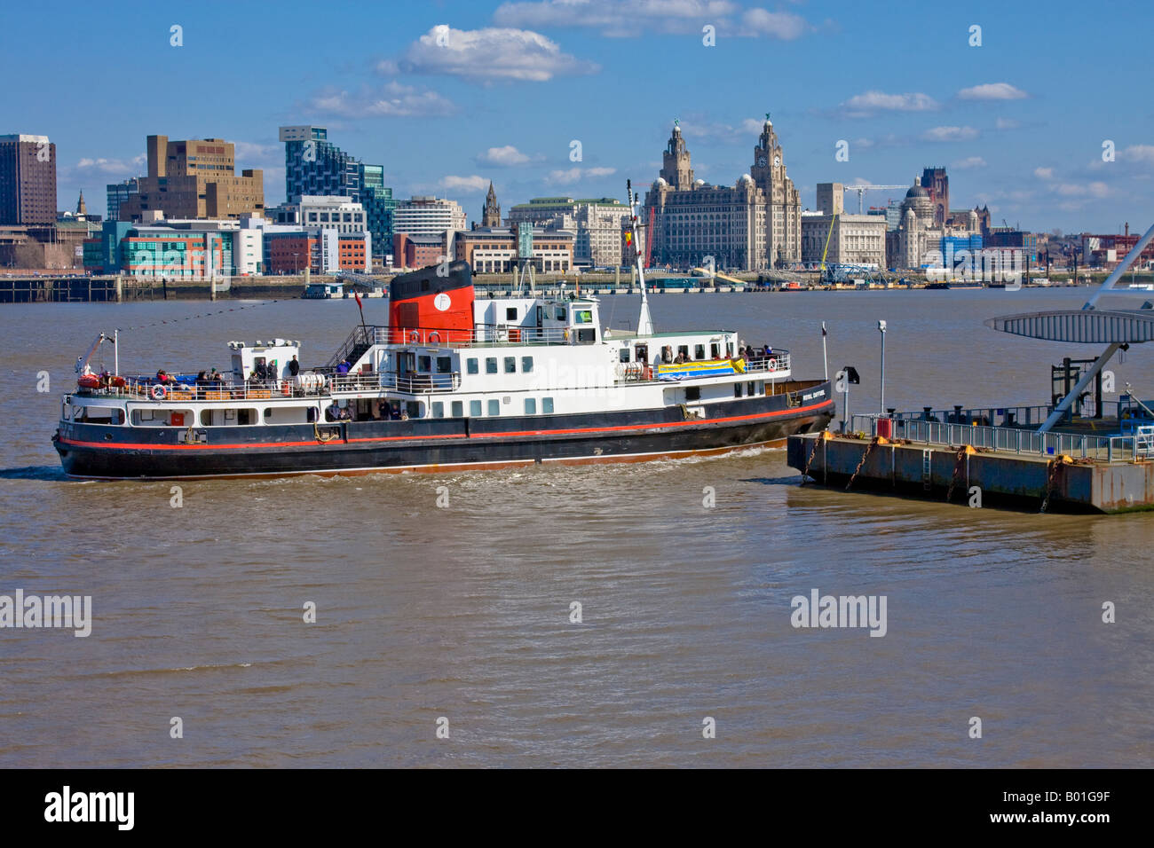 Sur la Mersey ferry en face de Liverpool, capitale de la Culture 08 (2008) et les bâtiments du foie skyline et Pier Head Banque D'Images