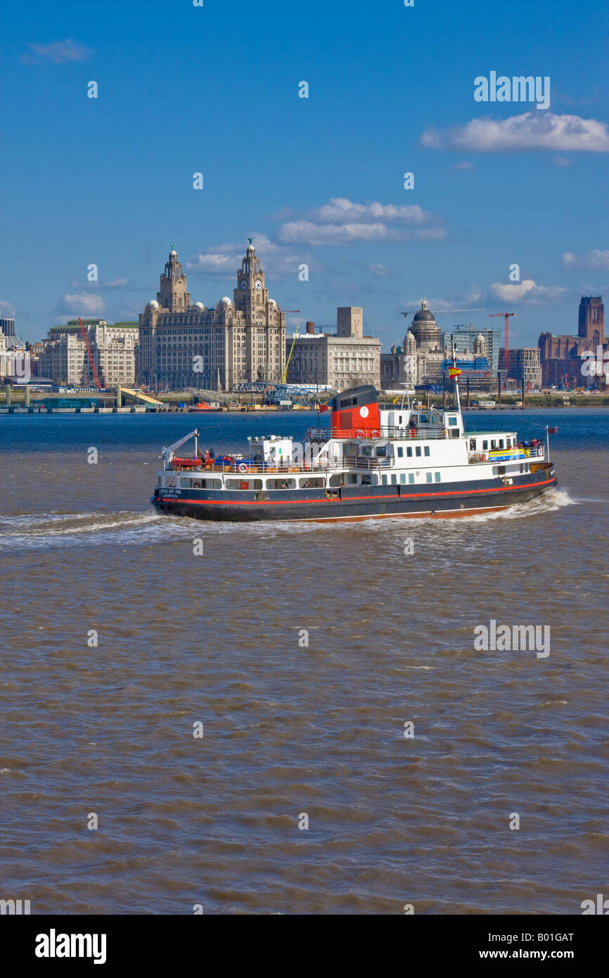 Sur la Mersey ferry en face de Liverpool, capitale de la Culture 08 (2008) et les bâtiments du foie skyline et Pier Head Banque D'Images