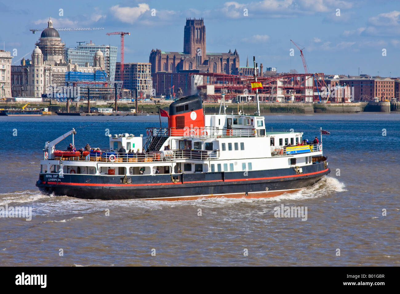 Sur la Mersey ferry en face de Liverpool, capitale de la Culture 08 (2008) et la cathédrale anglicane skyline Banque D'Images