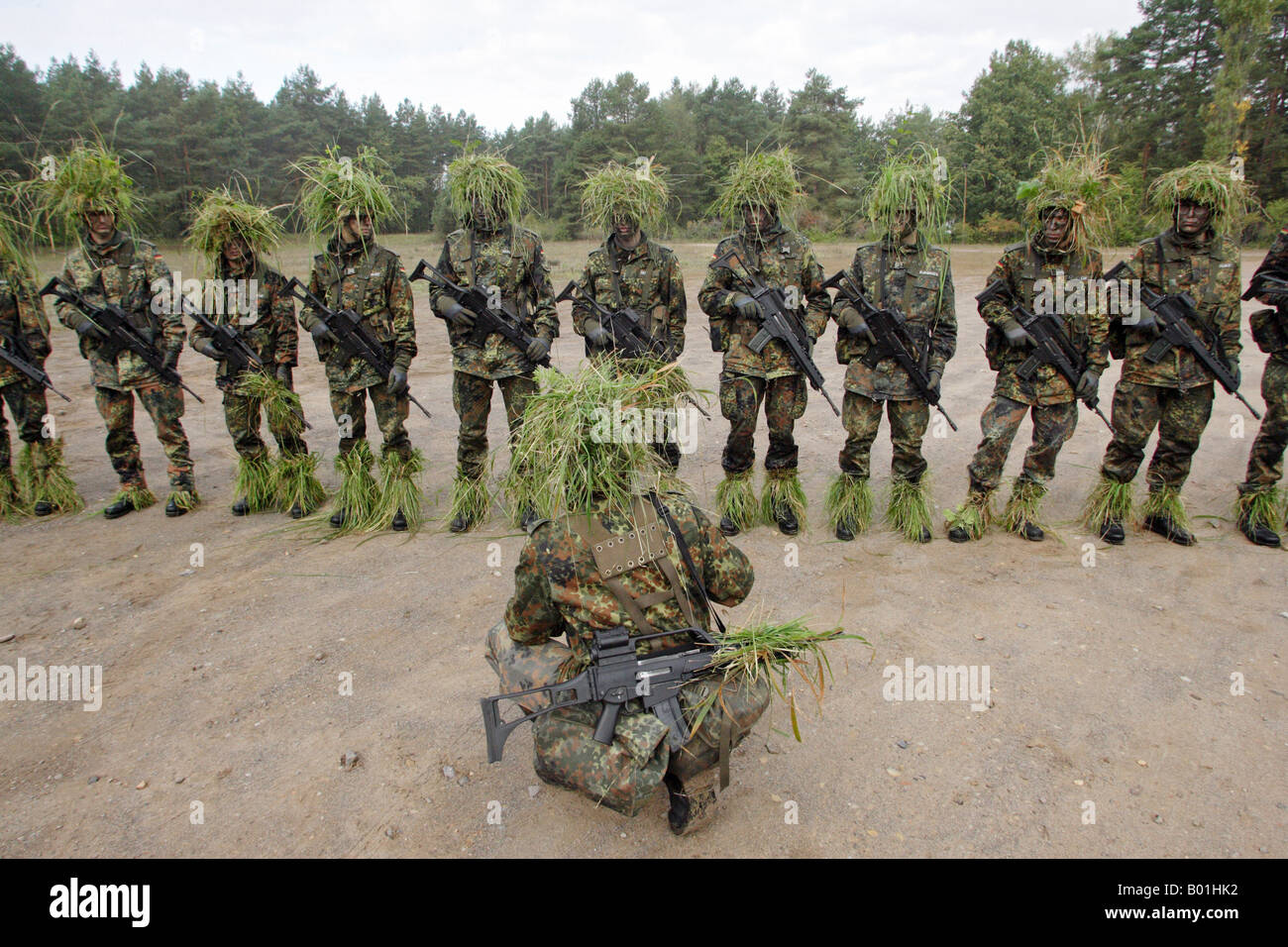 Exercice sur le terrain pendant la formation de base des recrues de la Bundeswehr, Allemagne Banque D'Images