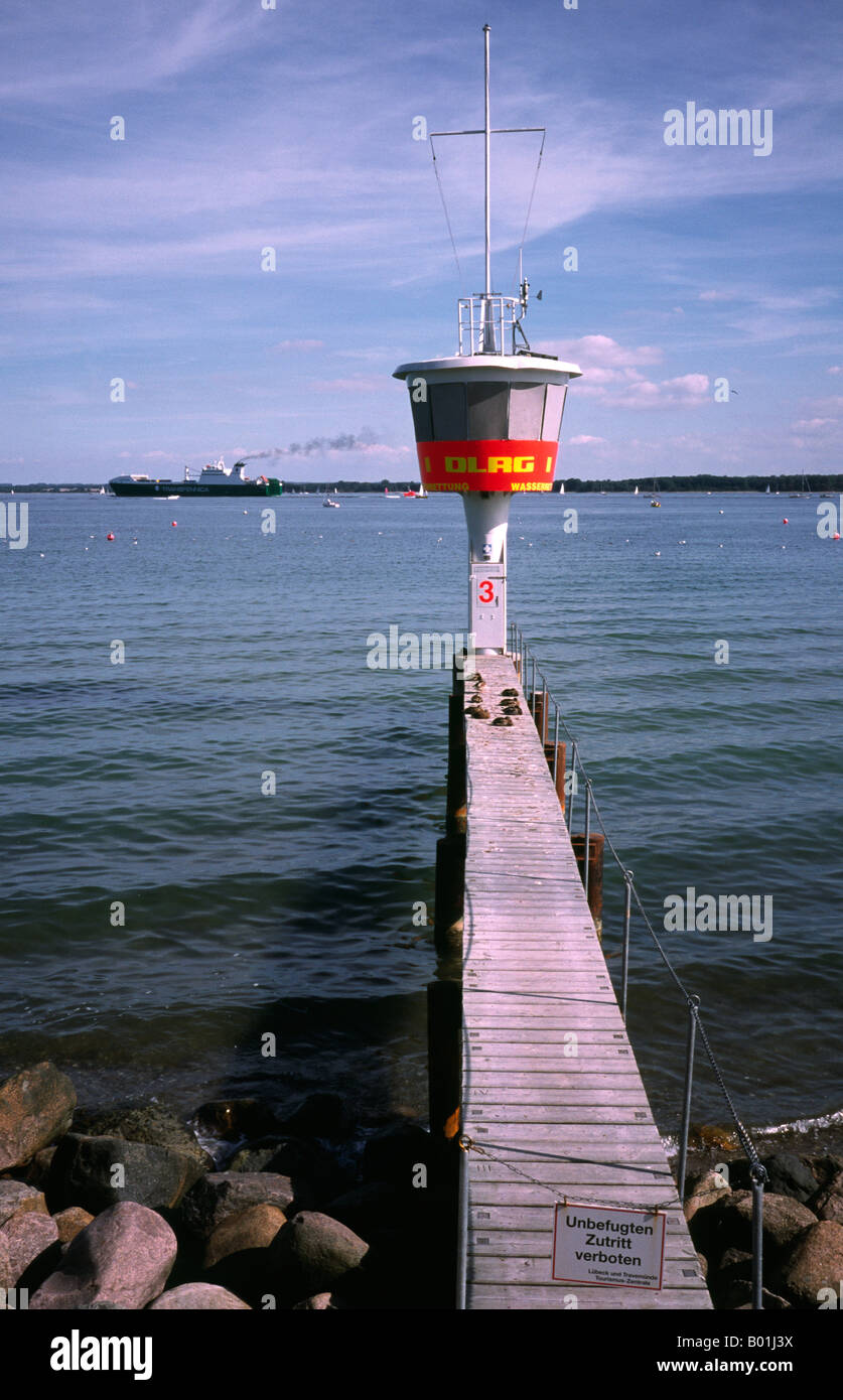 14 sept 2003 - Tour d'observation donnant sur un DLRG beach à Travemünde en Allemagne. Banque D'Images
