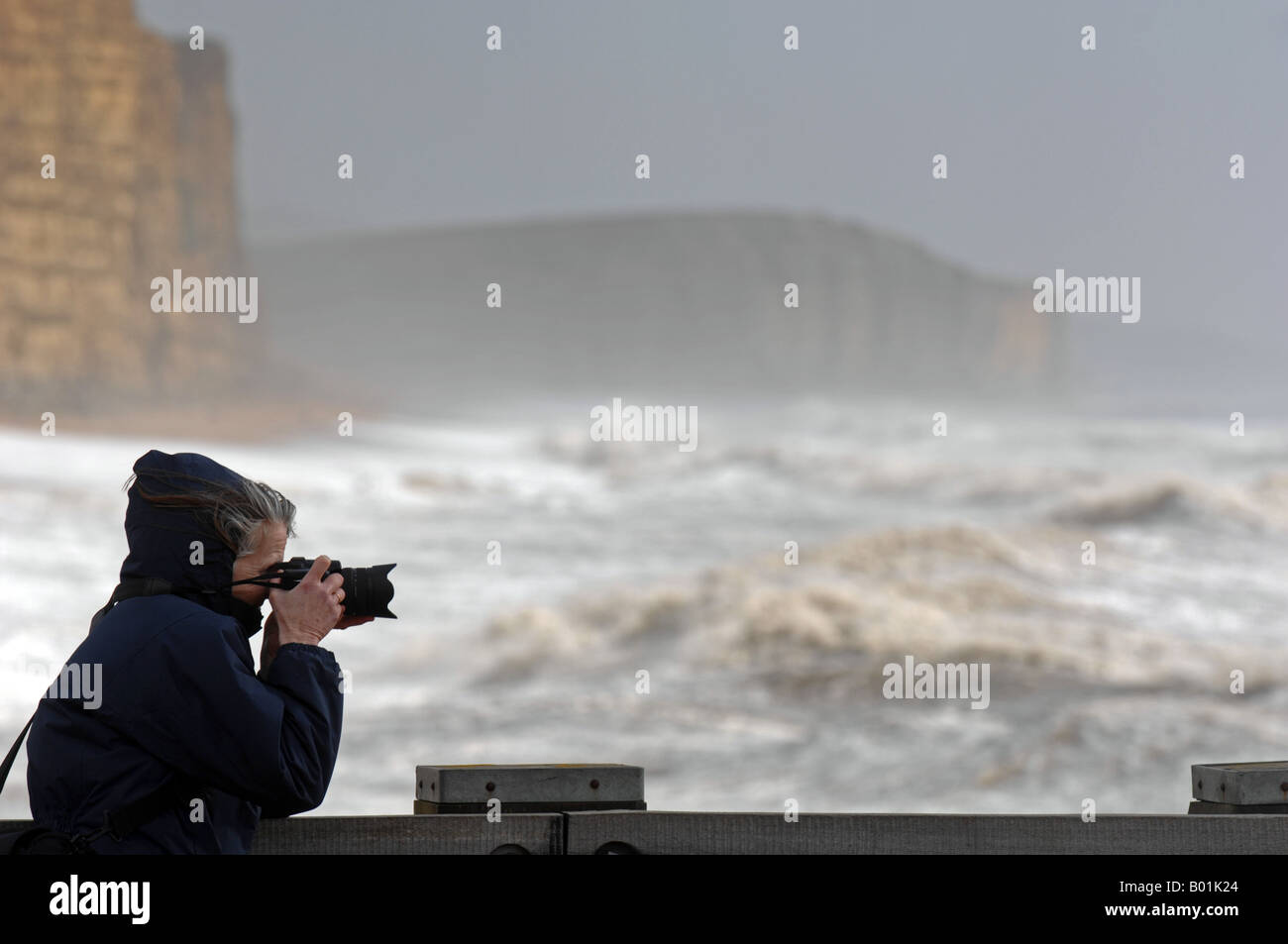 Photographe à East Cliff, West Bay, Dorset, Angleterre, Royaume-Uni Banque D'Images