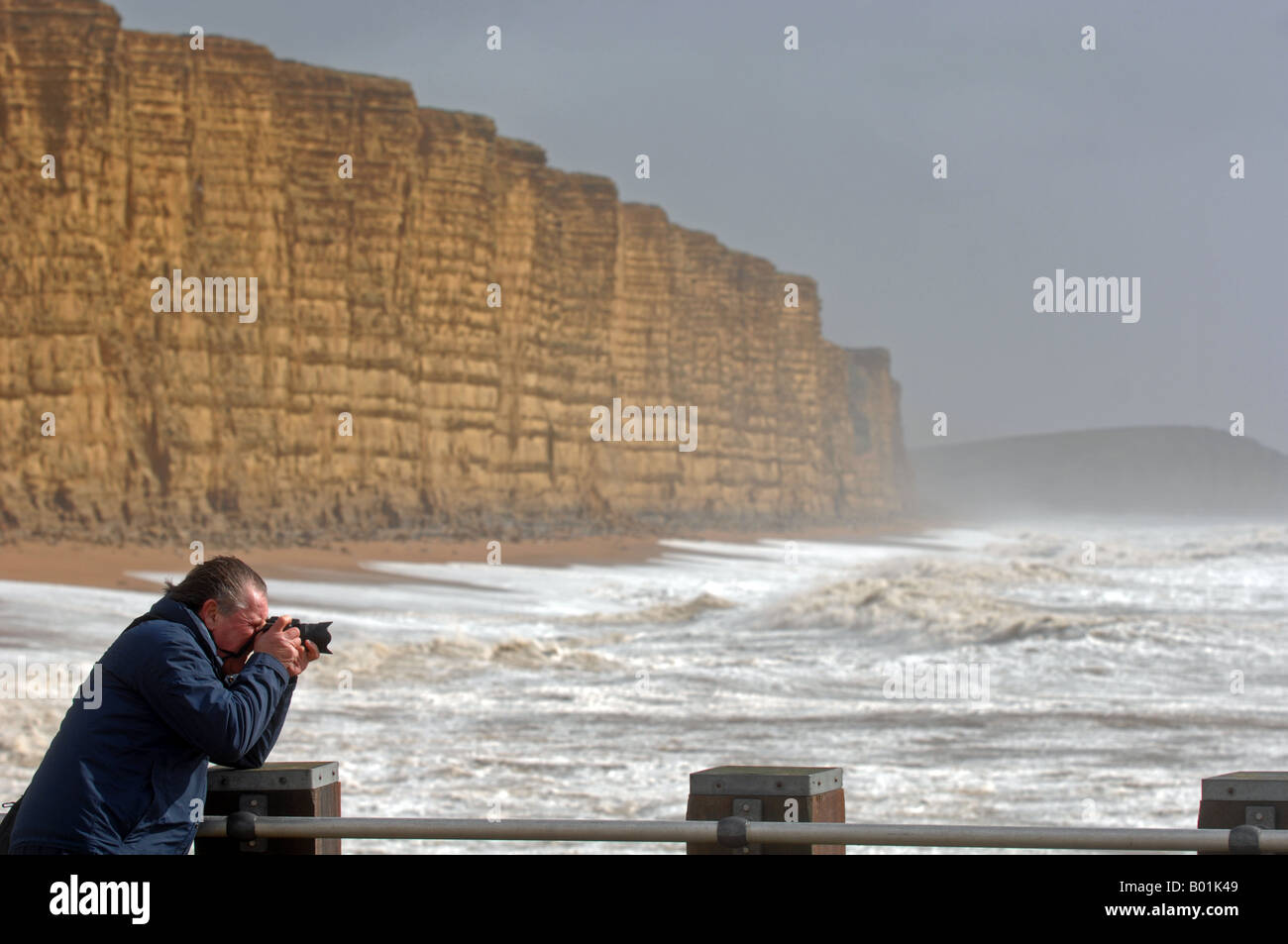 Photographe à East Cliff, West Bay, Dorset, Angleterre, Royaume-Uni Banque D'Images