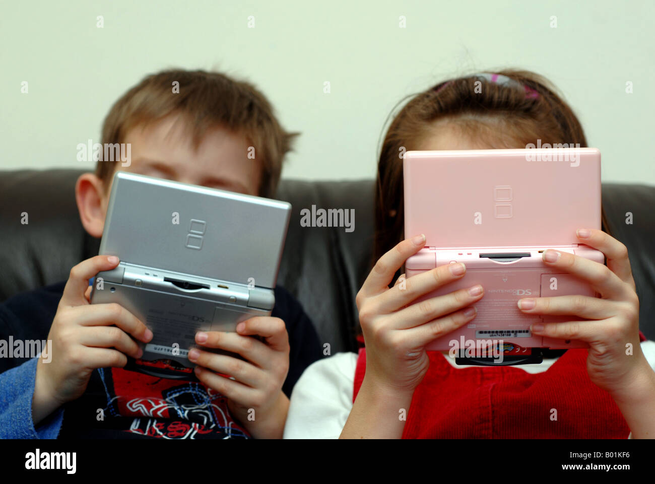 Les enfants jouer Nintendo DS lite jeu vidéo Banque D'Images